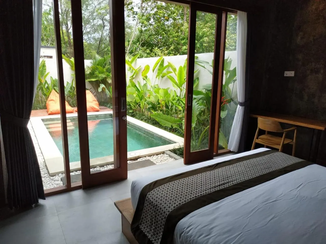 Garden view, Bed in La Isla Villas Bali