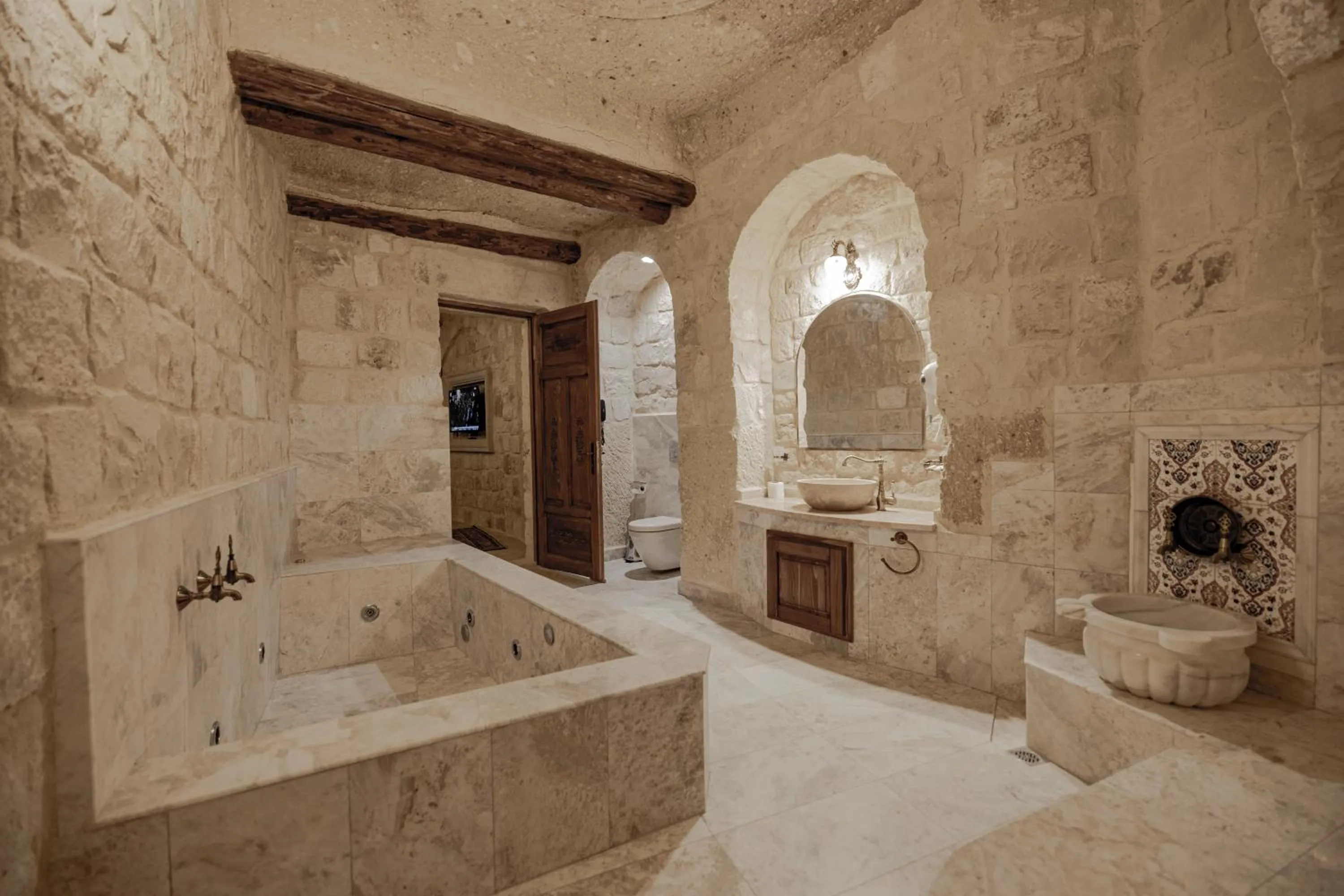 Hot Tub in Kemerhan Cave Suites