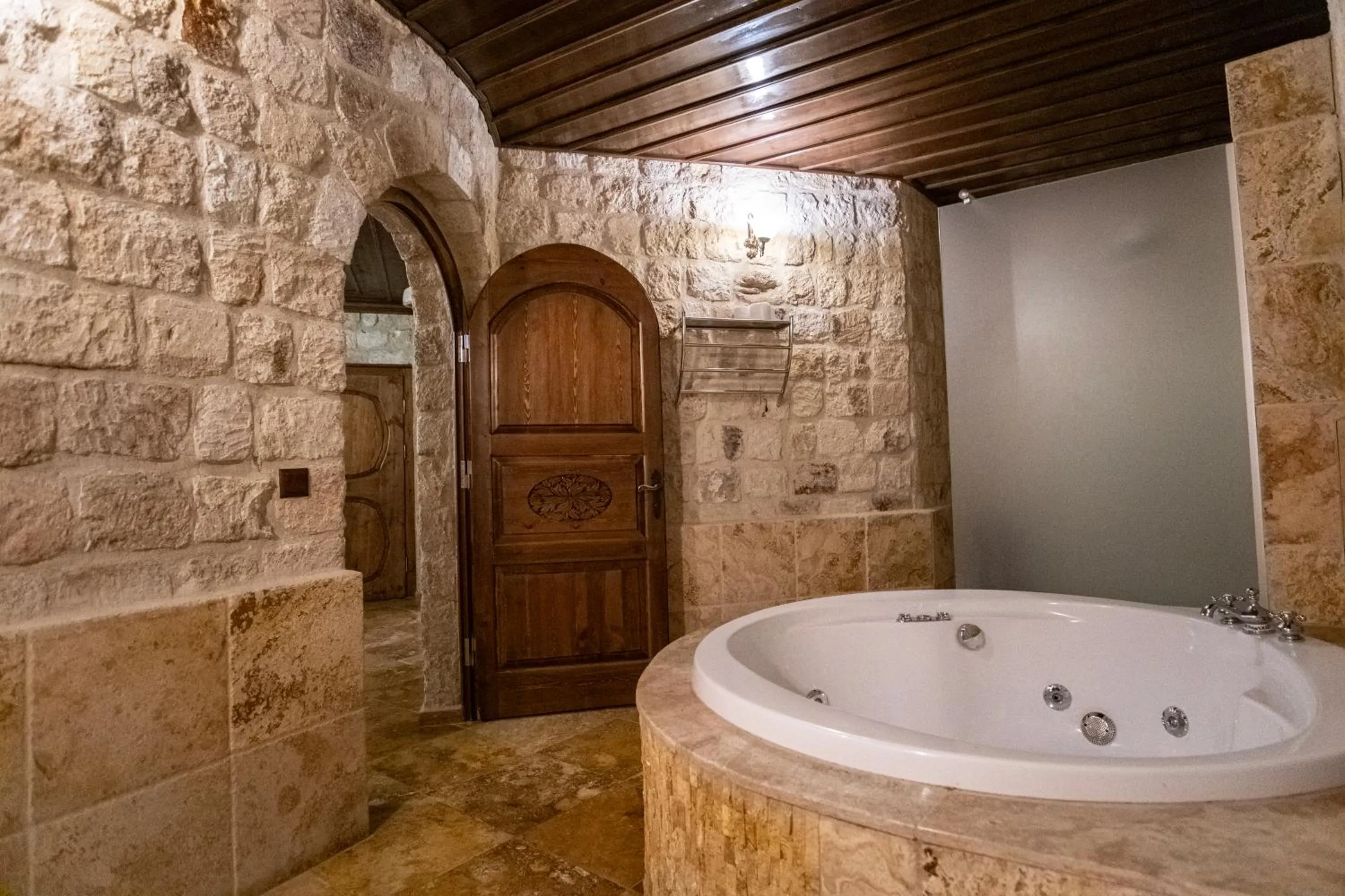 Hot Tub in Kemerhan Cave Suites