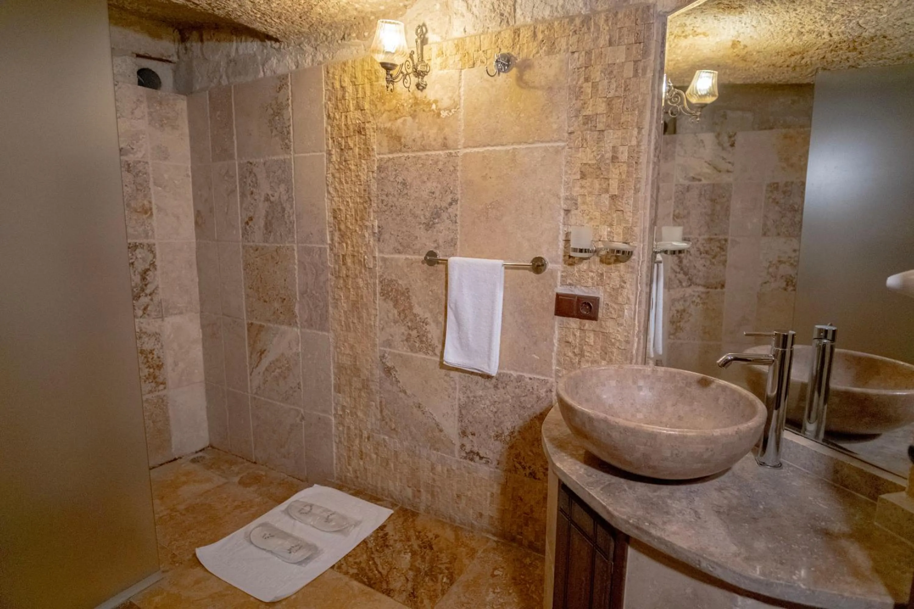 Shower in Kemerhan Cave Suites