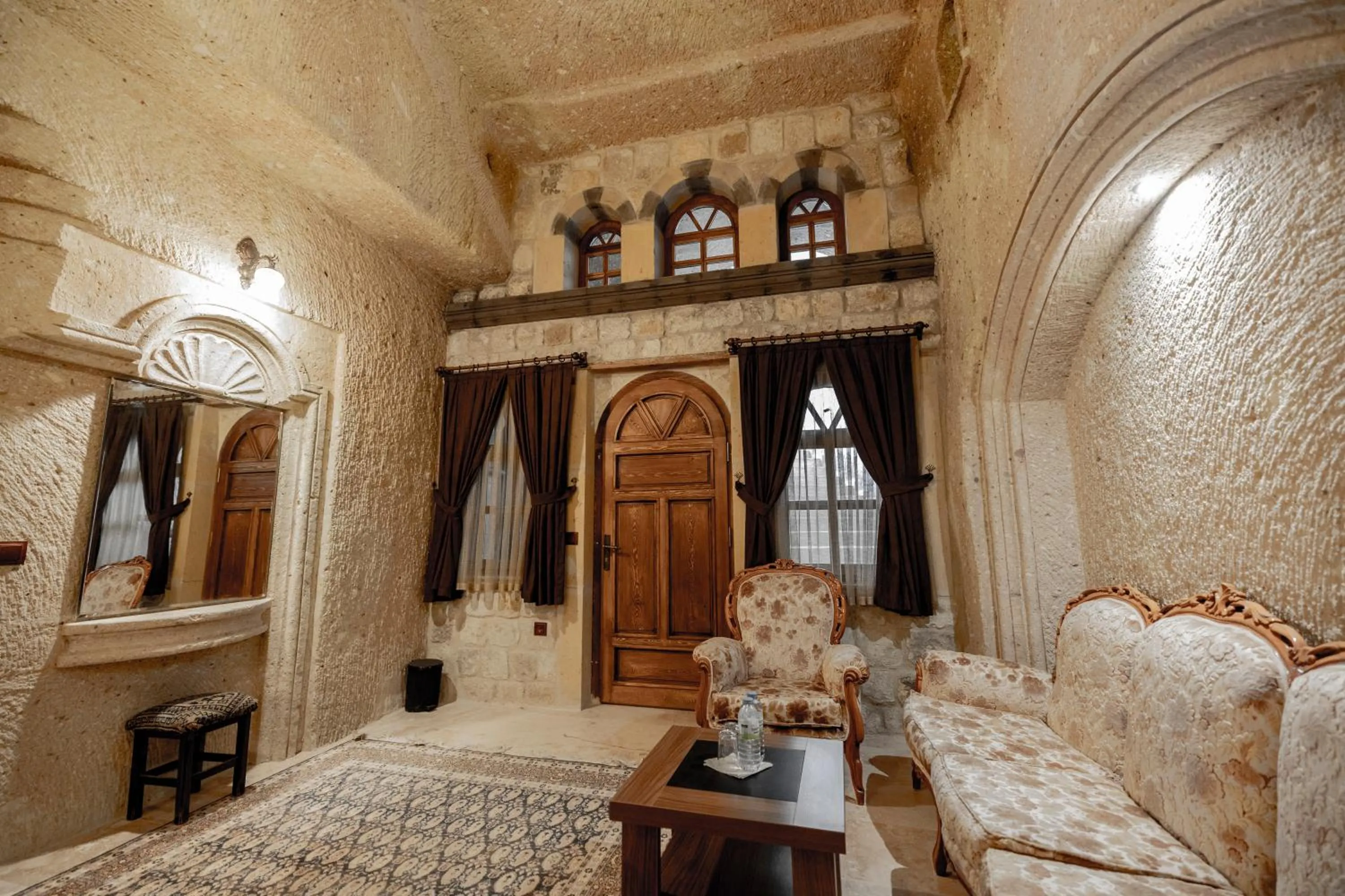 Seating area, Bed in Kemerhan Cave Suites