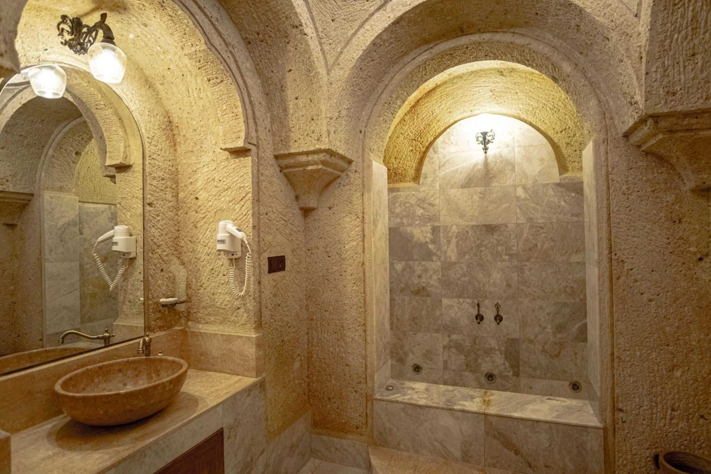 Shower in Kemerhan Cave Suites