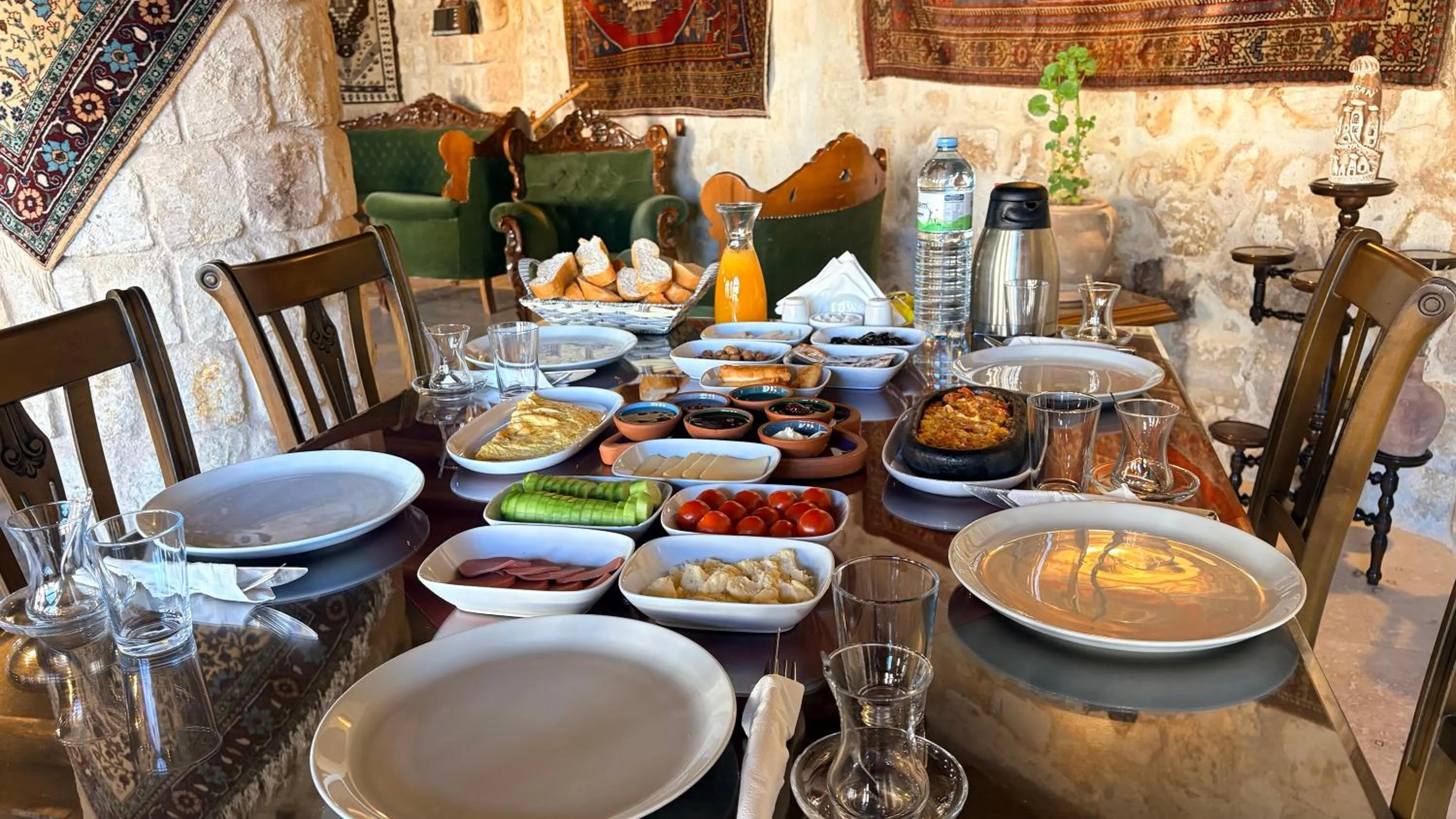 Breakfast in Kemerhan Cave Suites