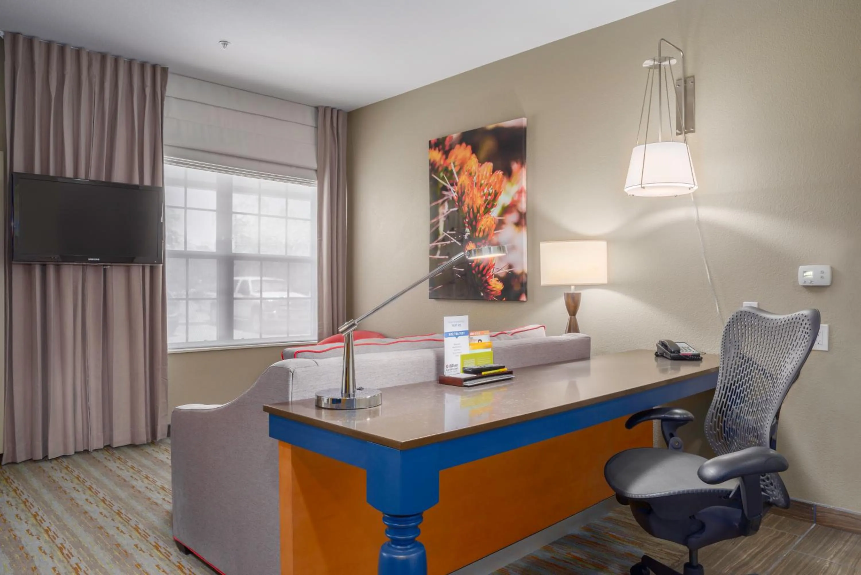 Living room in Hilton Garden Inn Phoenix Airport