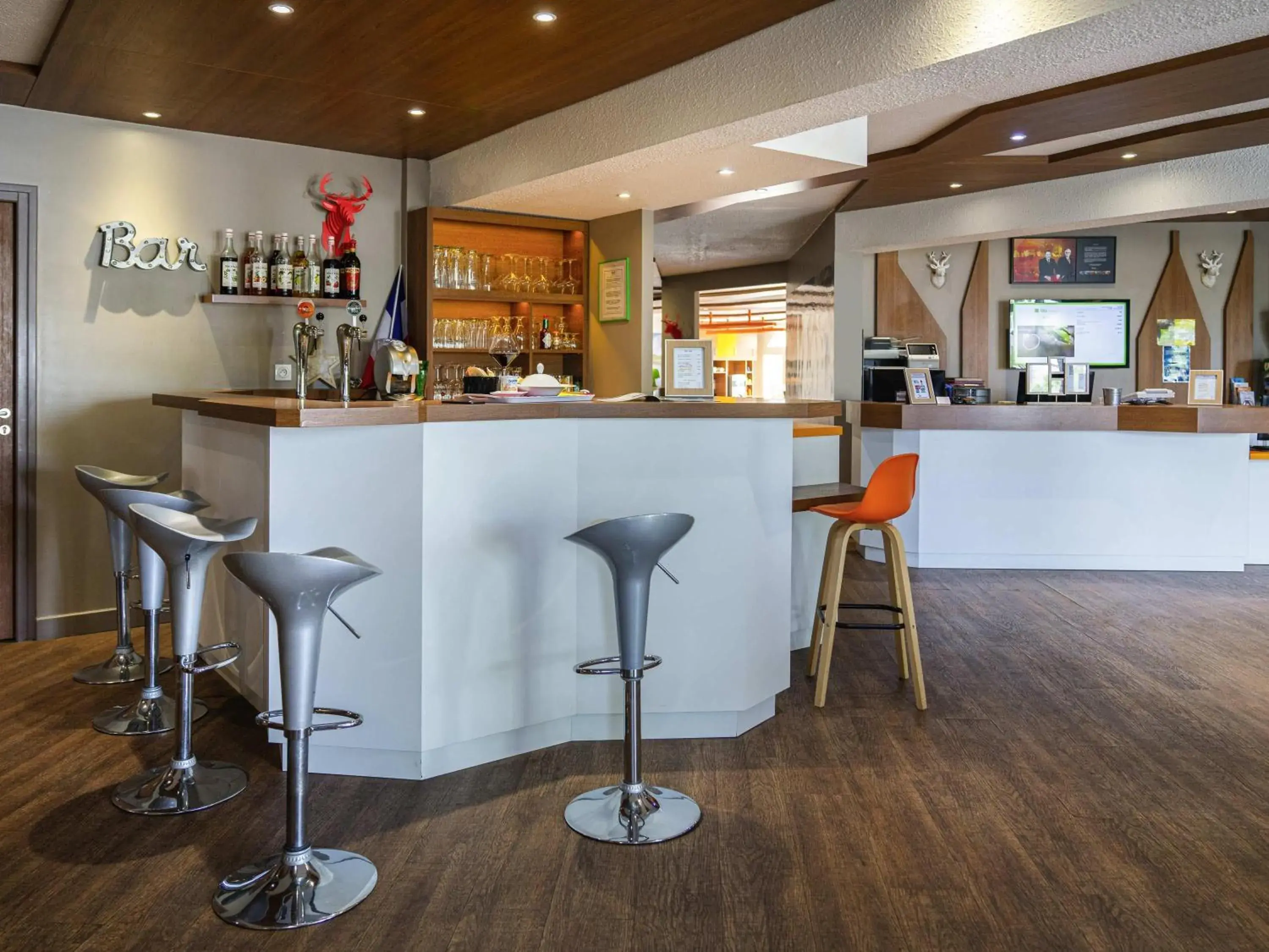 Lounge or bar in ibis Styles Gien Lounge or bar in ibis Styles Gien
