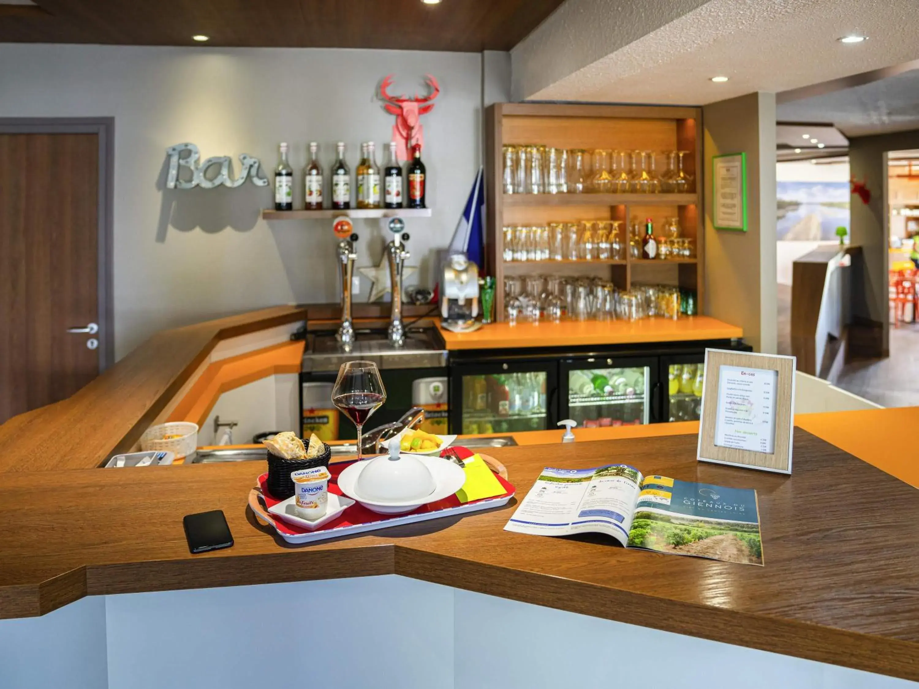 Lounge or bar in ibis Styles Gien Lounge or bar in ibis Styles Gien