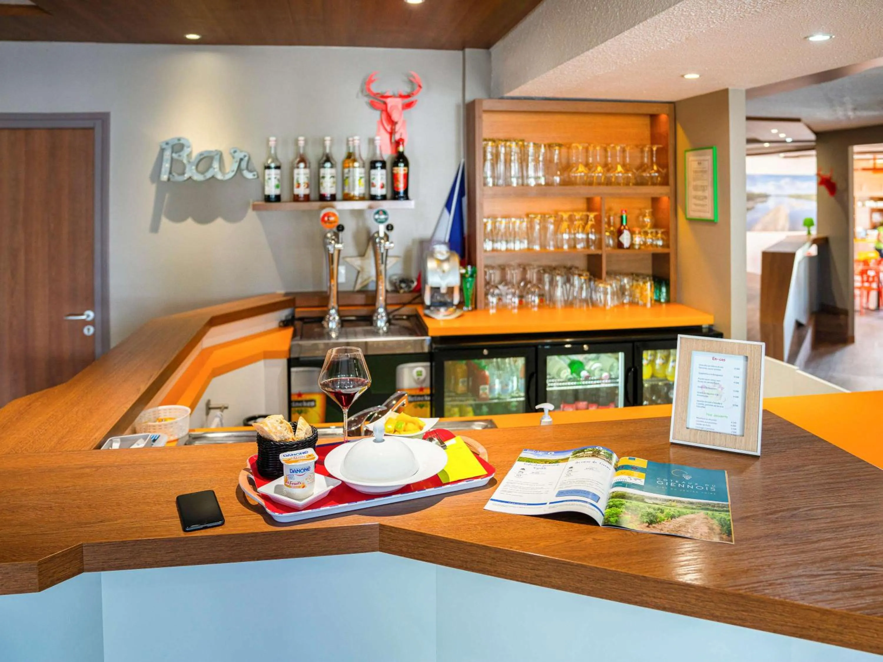 Lounge or bar in ibis Styles Gien