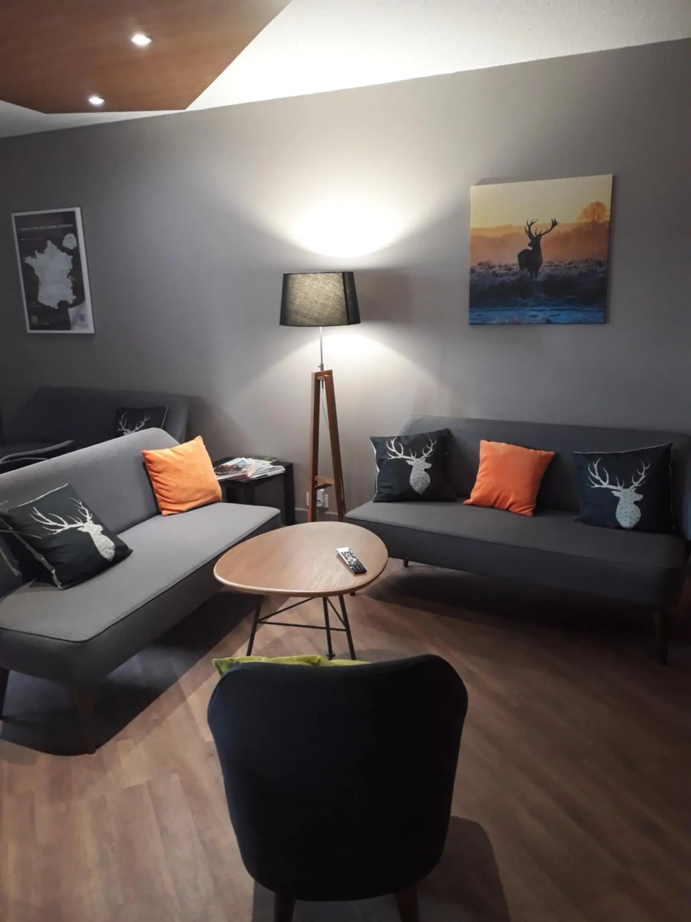 Lounge or bar in ibis Styles Gien Lounge or bar in ibis Styles Gien