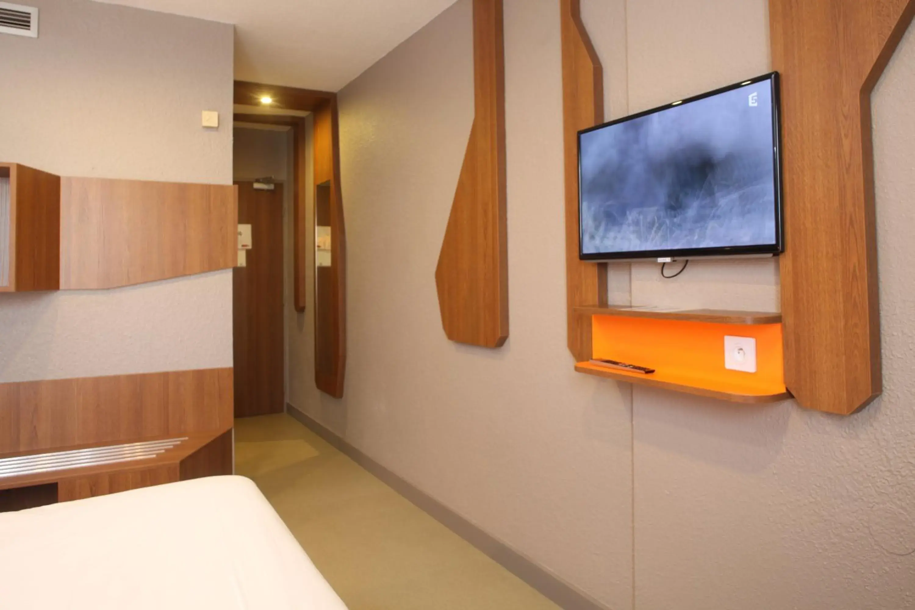 TV and multimedia, Bed in ibis Styles Gien TV and multimedia, Bed in ibis Styles Gien