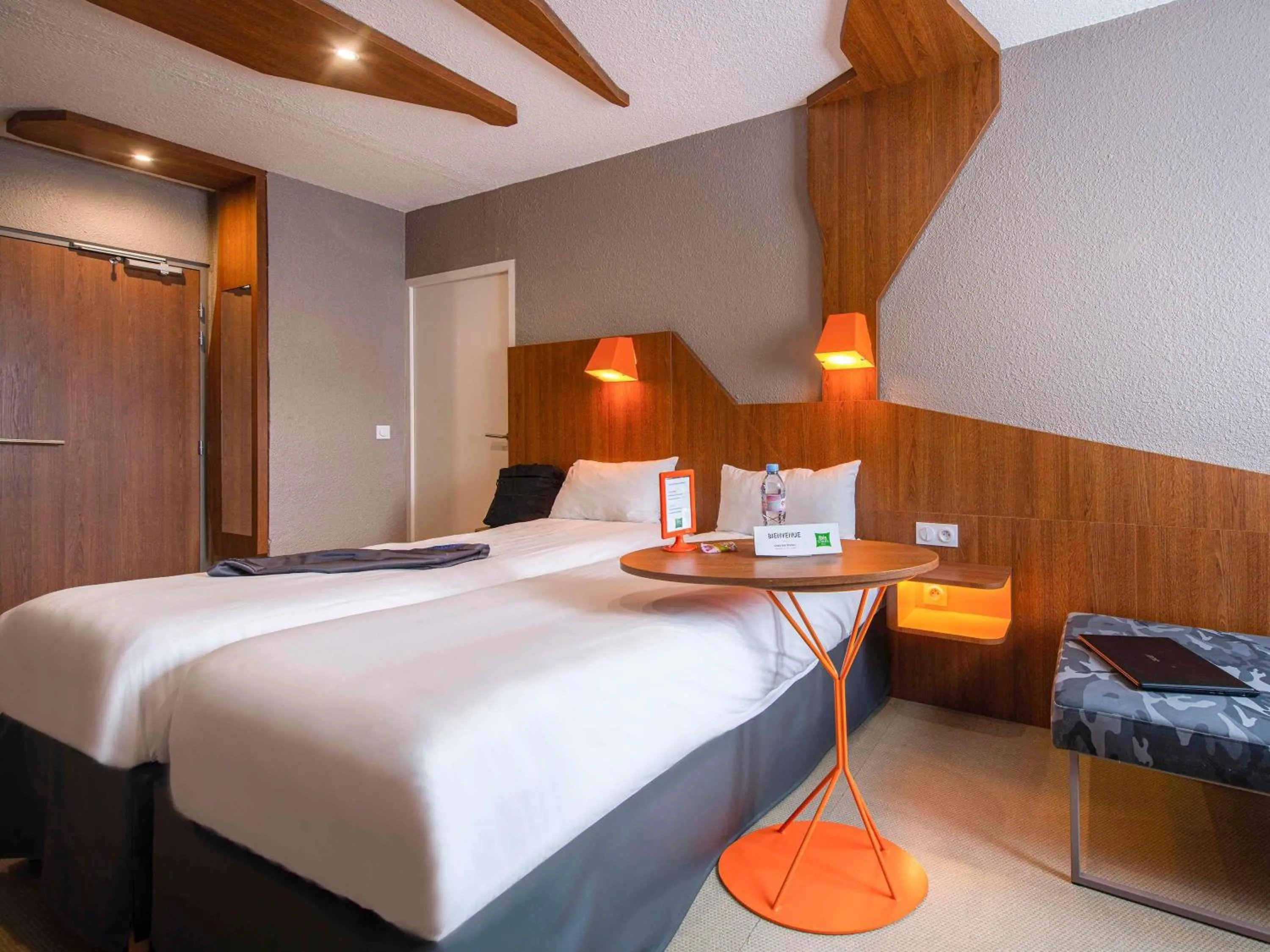 Bedroom, Bed in ibis Styles Gien