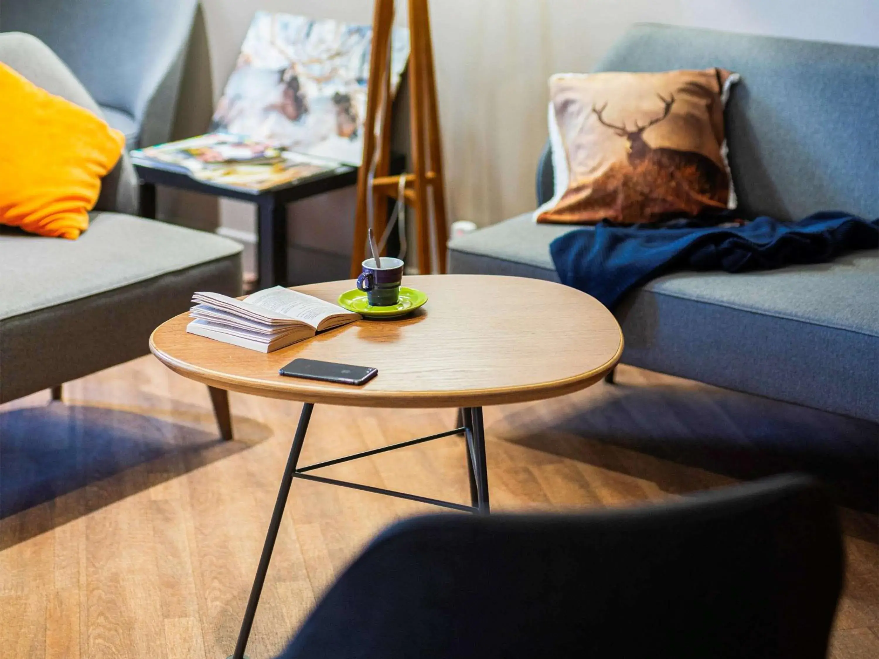 Lounge or bar in ibis Styles Gien Lounge or bar in ibis Styles Gien
