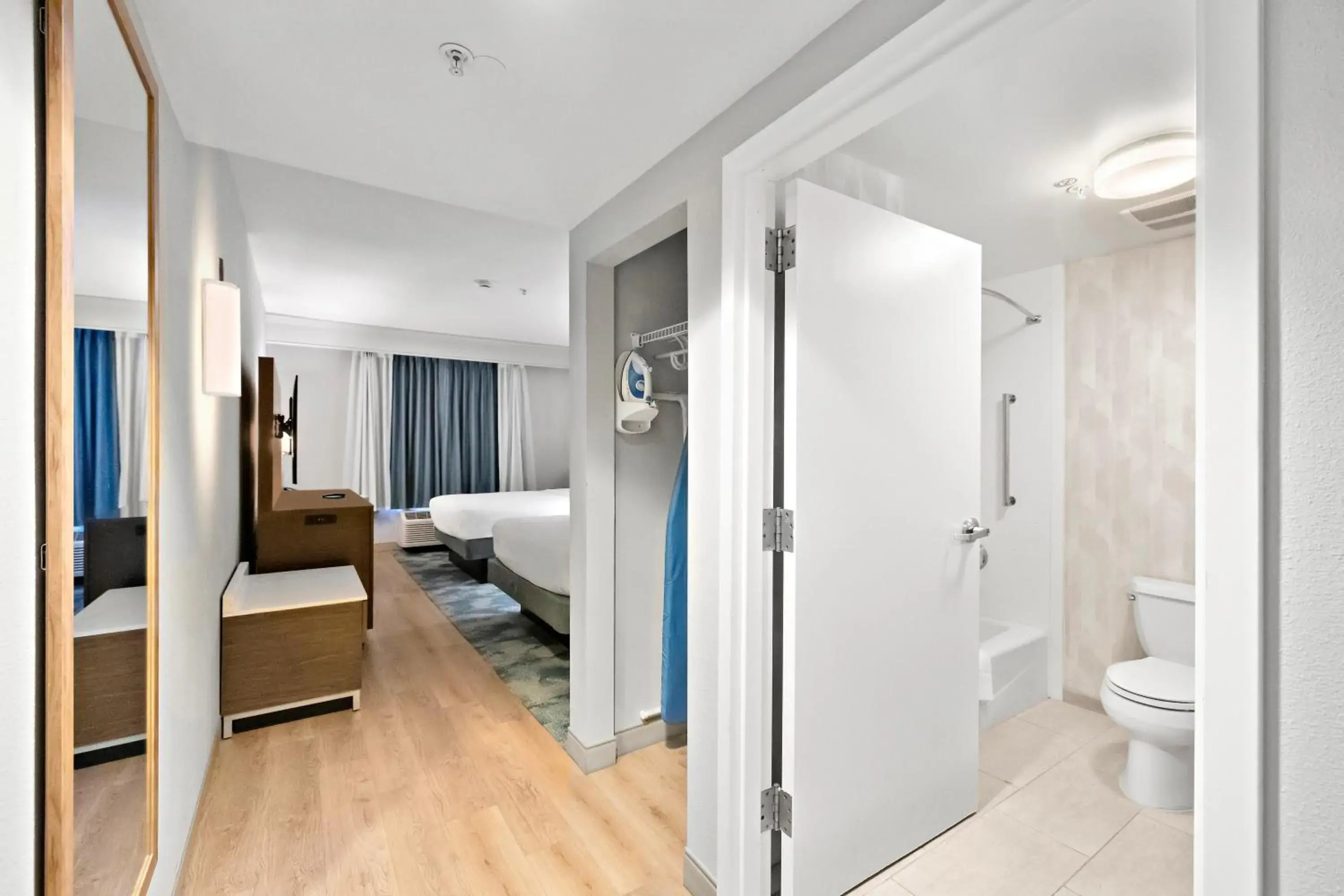 Bathroom, Bed in Hampton Inn & Suites Lancaster Bathroom, Bed in Hampton Inn & Suites Lancaster