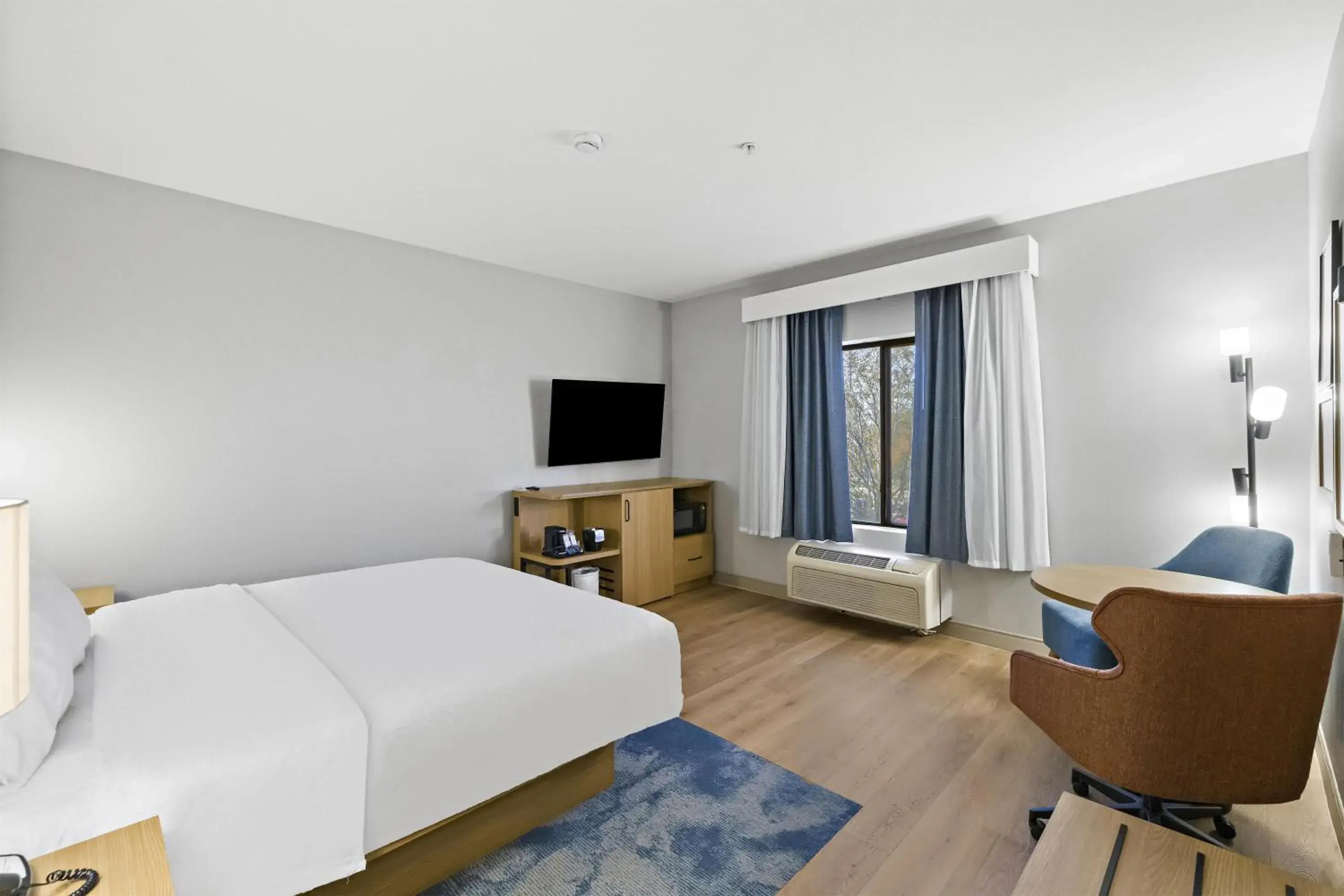 Bed in Hampton Inn & Suites Lancaster Bed in Hampton Inn & Suites Lancaster