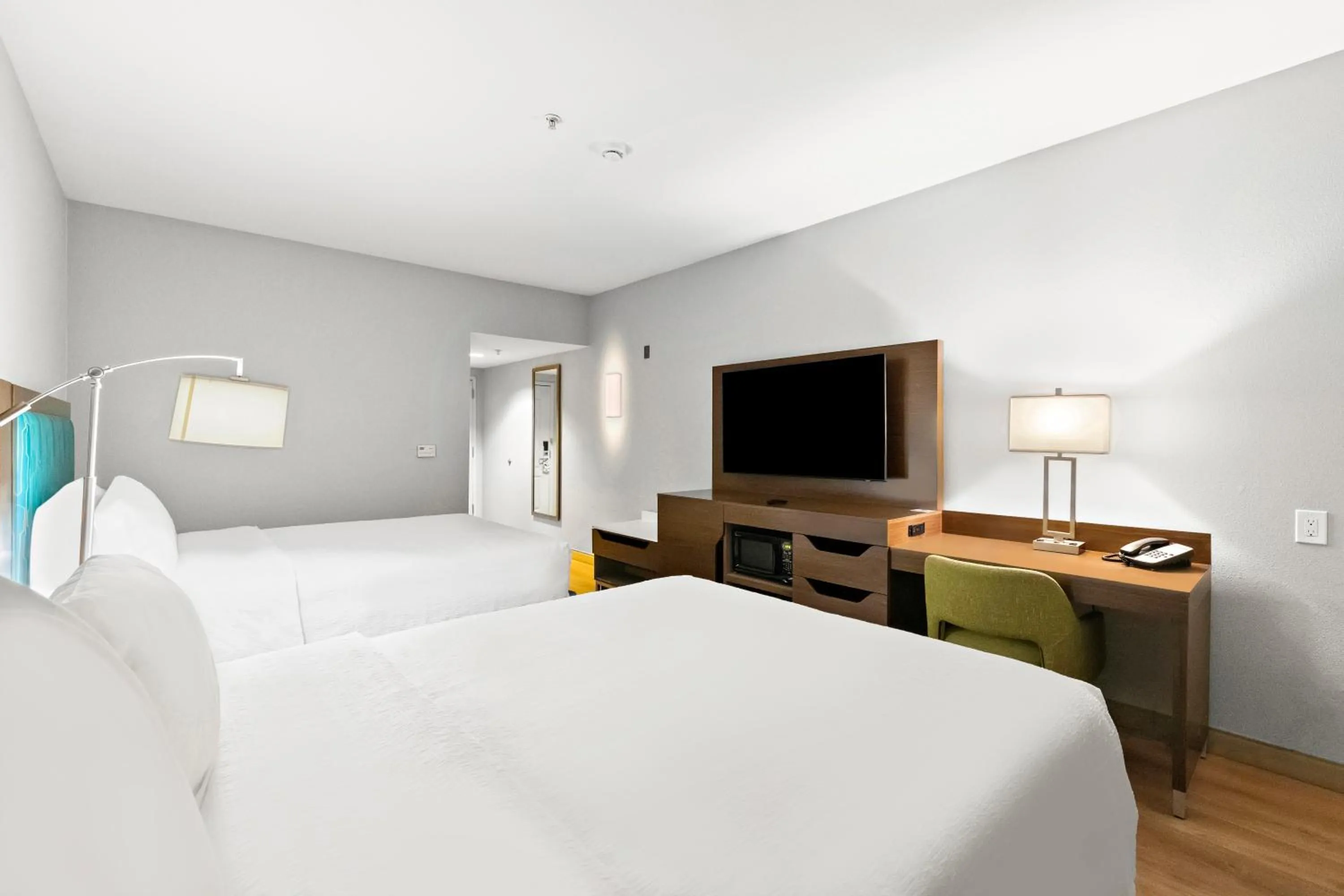 Bedroom, Bed in Hampton Inn & Suites Lancaster