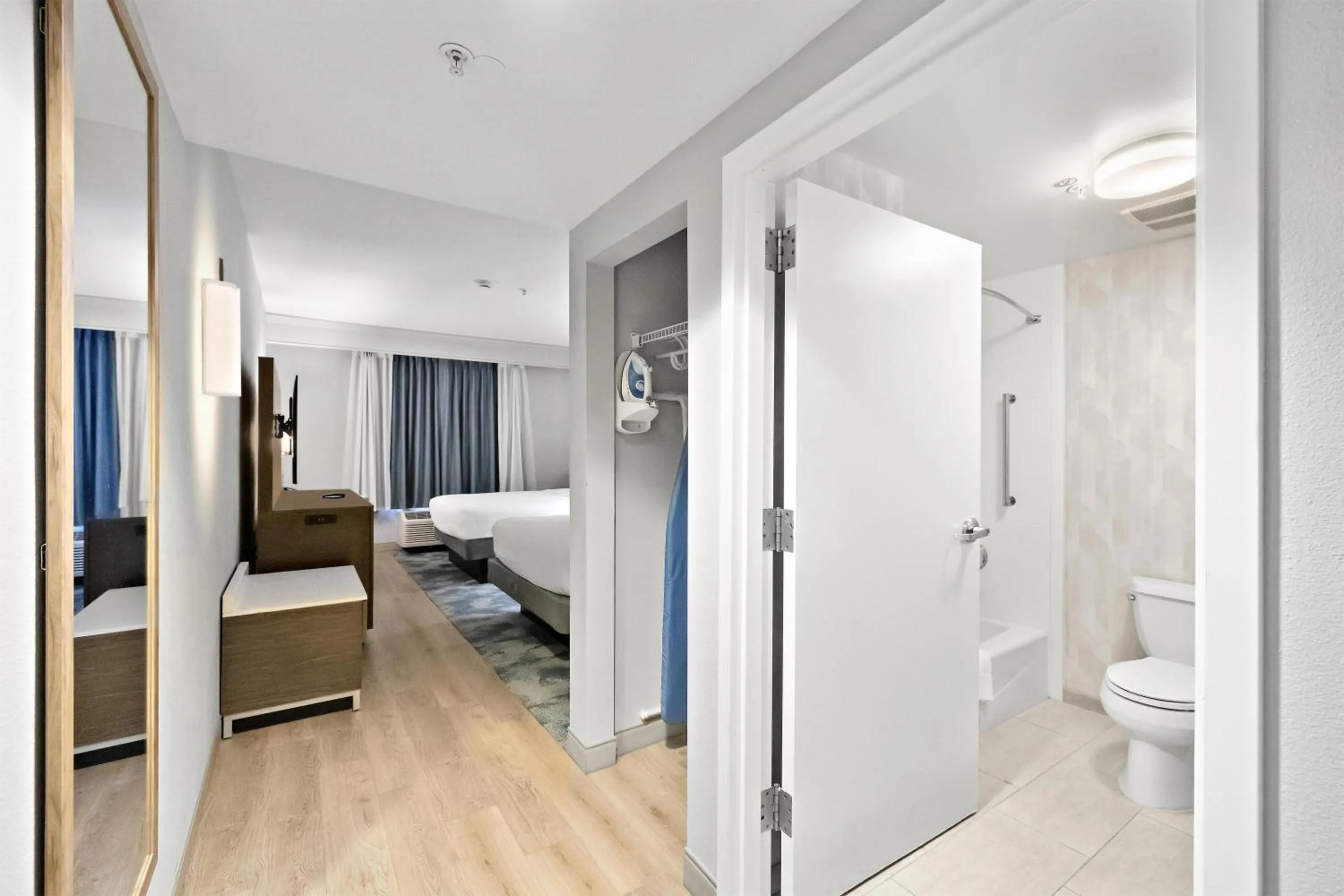 Photo of the whole room, Bed in Hampton Inn & Suites Lancaster