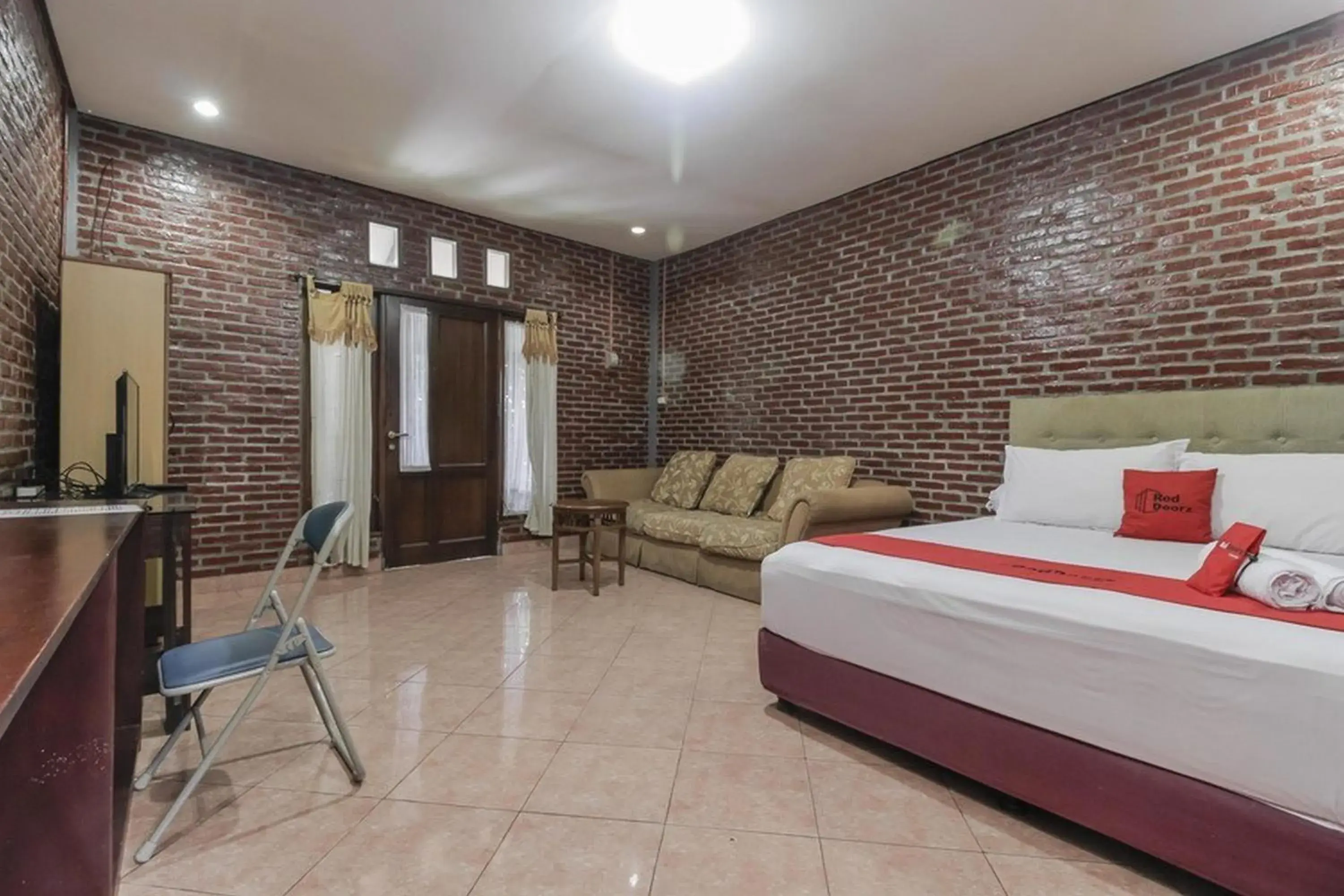 Bedroom, Bed in RedDoorz Plus At Ampera Raya Bedroom, Bed in RedDoorz Plus At Ampera Raya