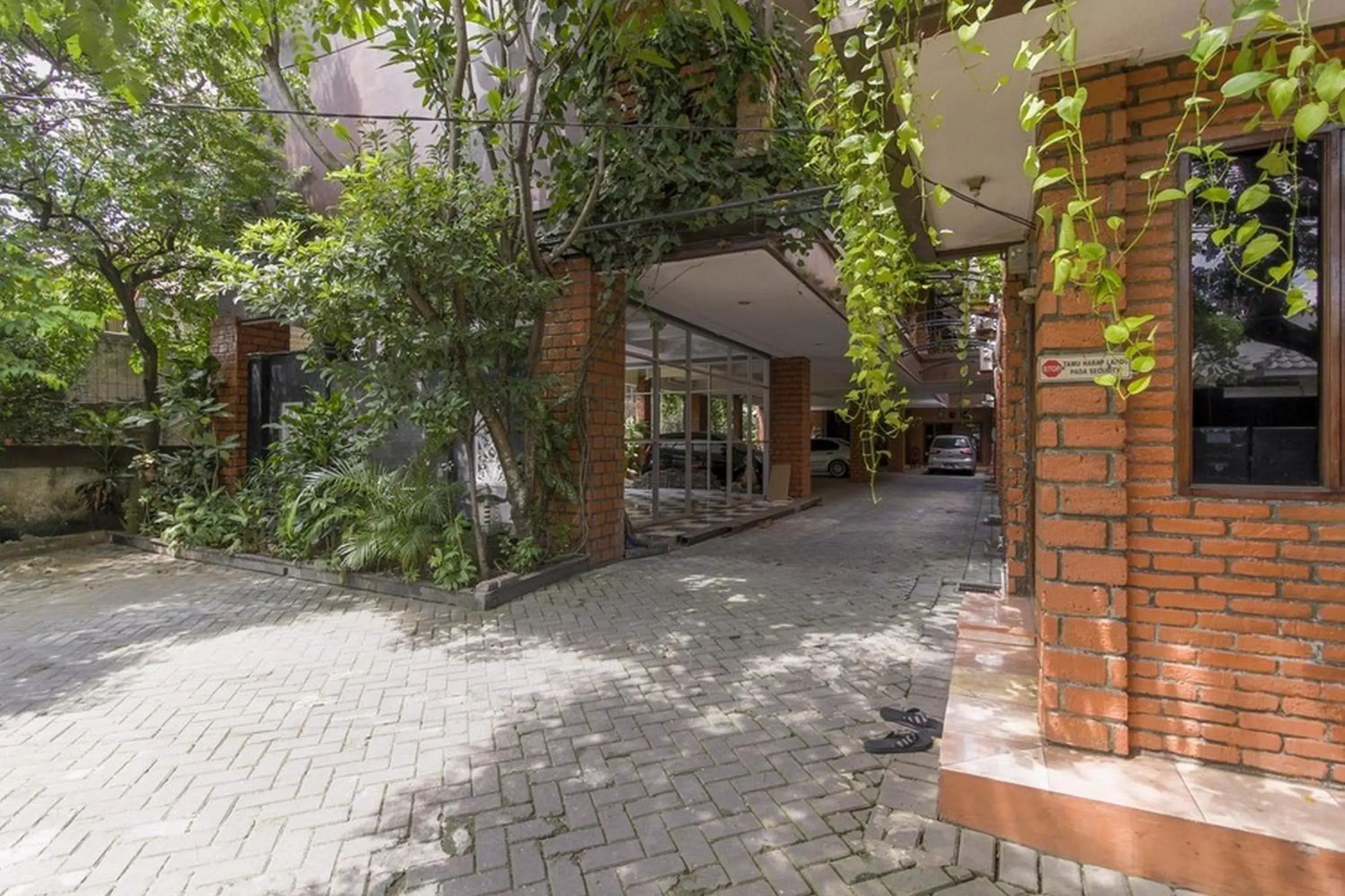 Property building in RedDoorz Plus At Ampera Raya Property building in RedDoorz Plus At Ampera Raya