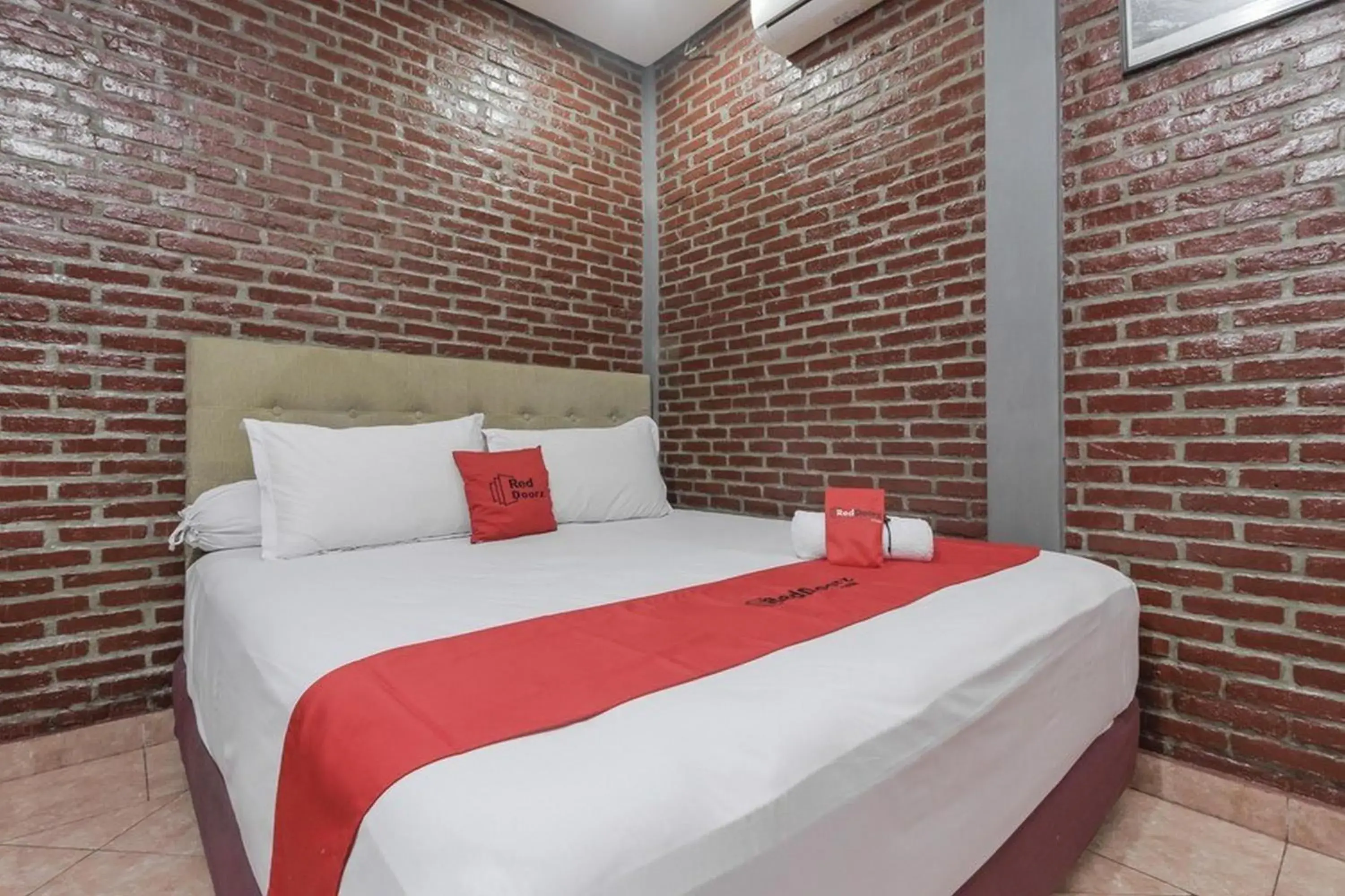 Bedroom, Bed in RedDoorz Plus At Ampera Raya Bedroom, Bed in RedDoorz Plus At Ampera Raya