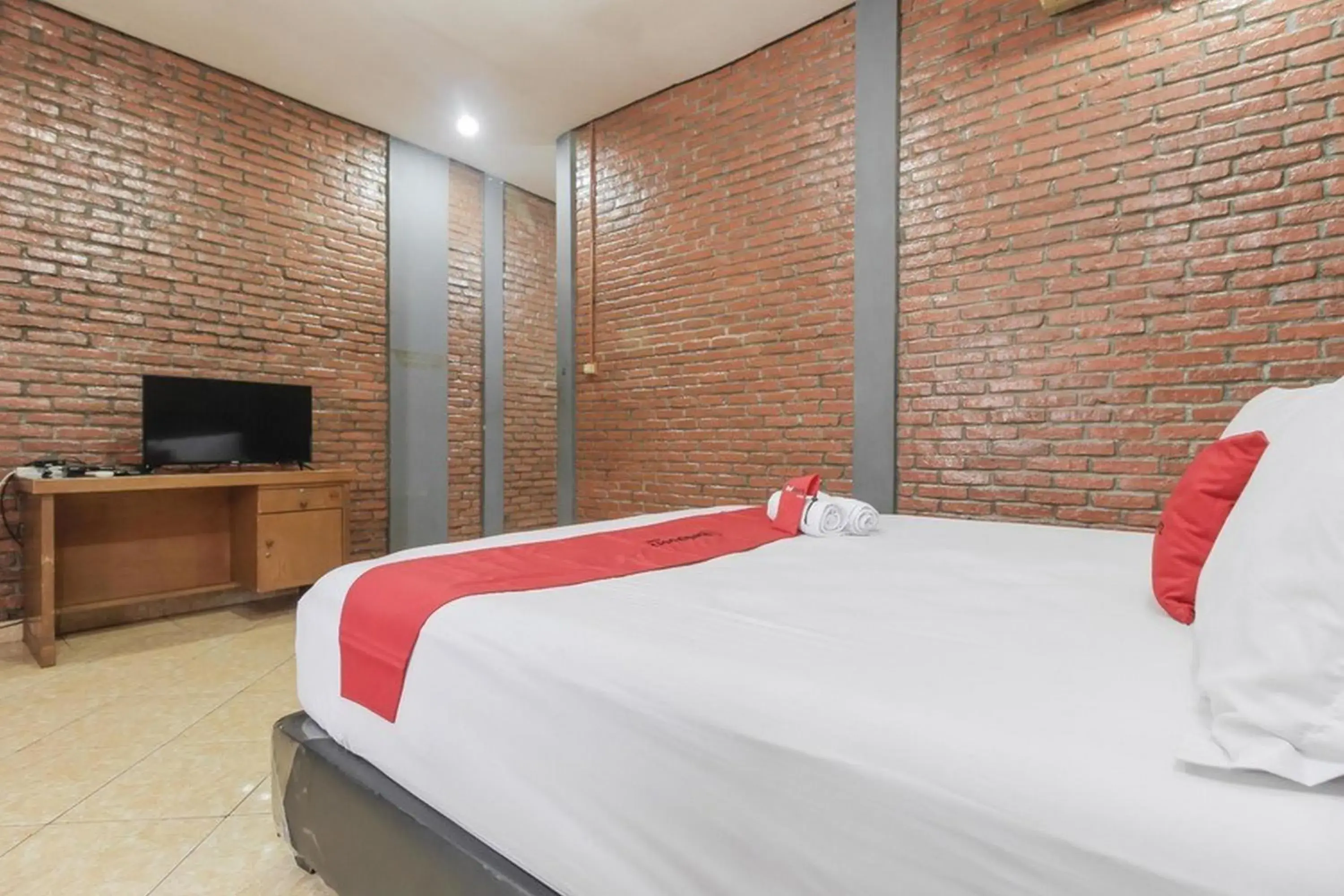 Bedroom, Bed in RedDoorz Plus At Ampera Raya Bedroom, Bed in RedDoorz Plus At Ampera Raya