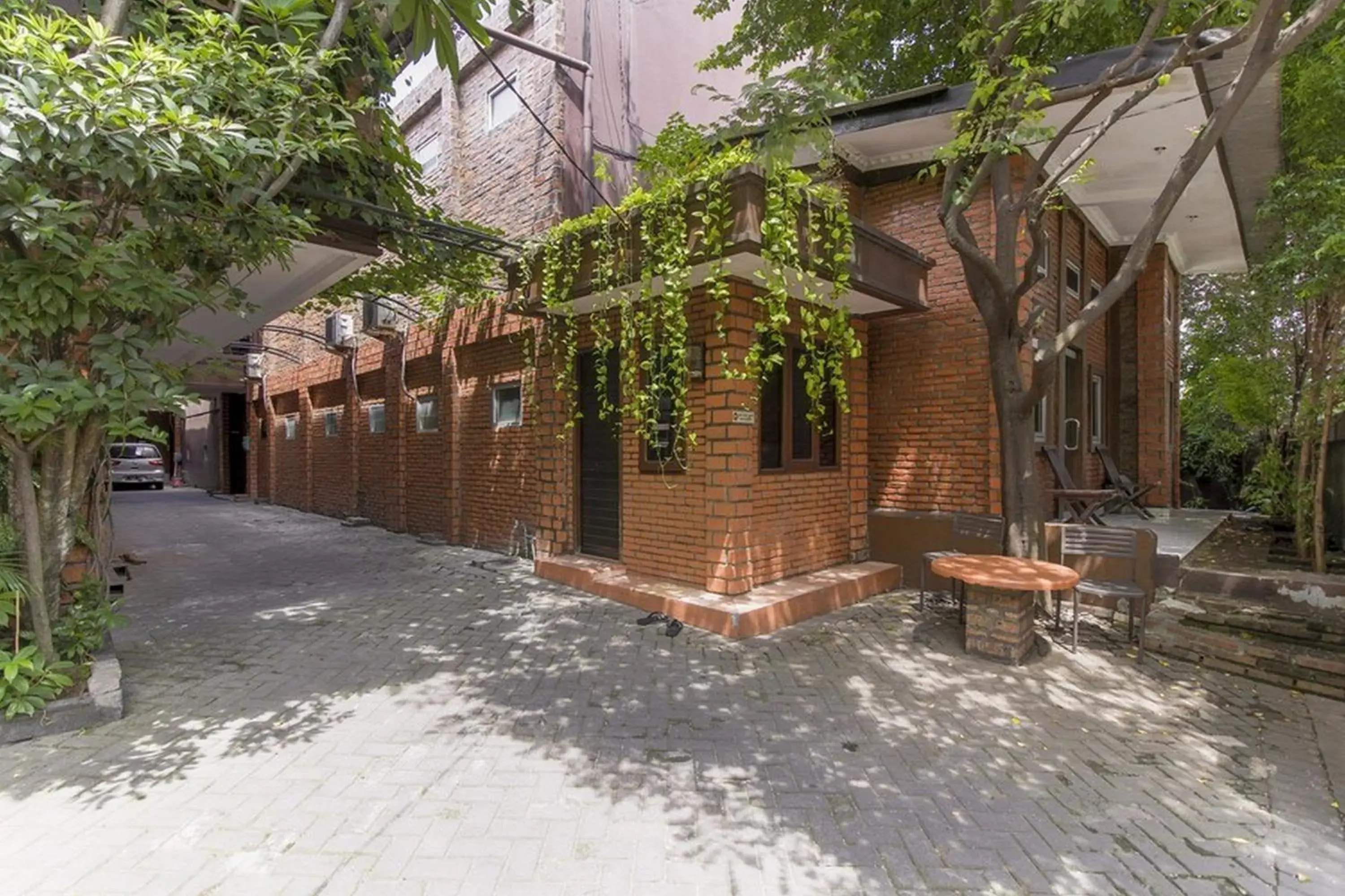 Property building in RedDoorz Plus At Ampera Raya Property building in RedDoorz Plus At Ampera Raya