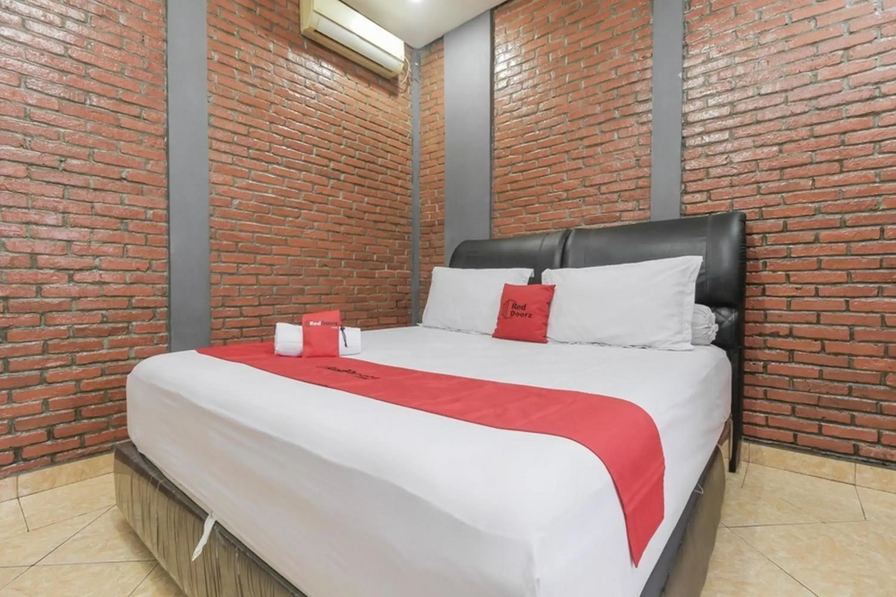Bedroom, Bed in RedDoorz Plus At Ampera Raya Bedroom, Bed in RedDoorz Plus At Ampera Raya