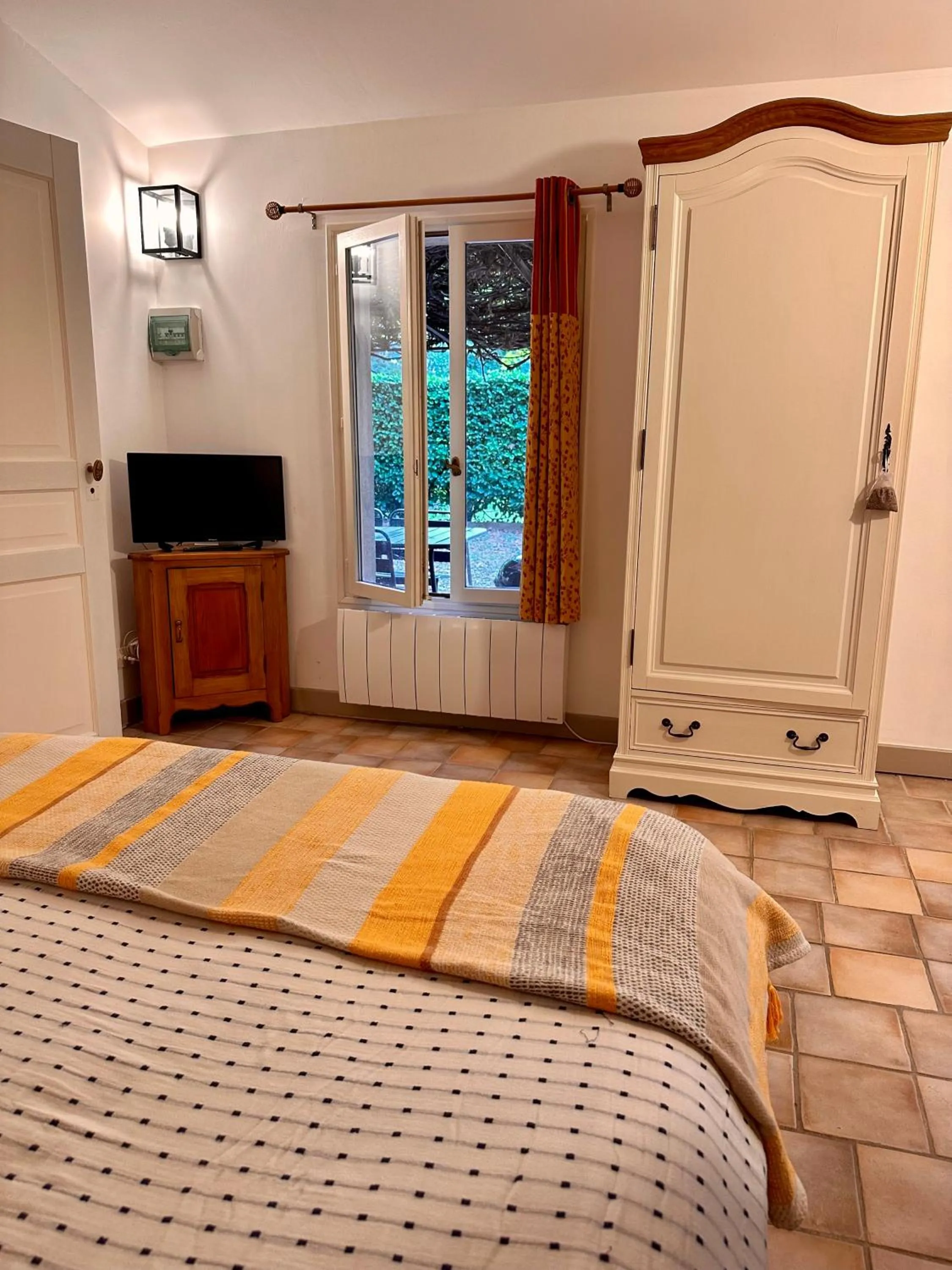 TV and multimedia, Bed in Le Pavillon Vert - B&B