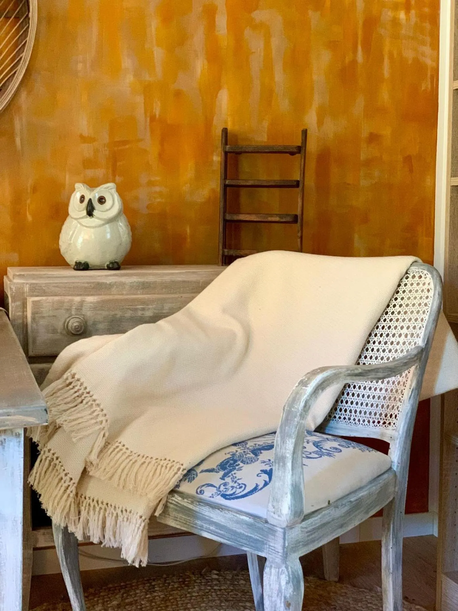 Decorative detail, Bed in Le Pavillon Vert - B&B