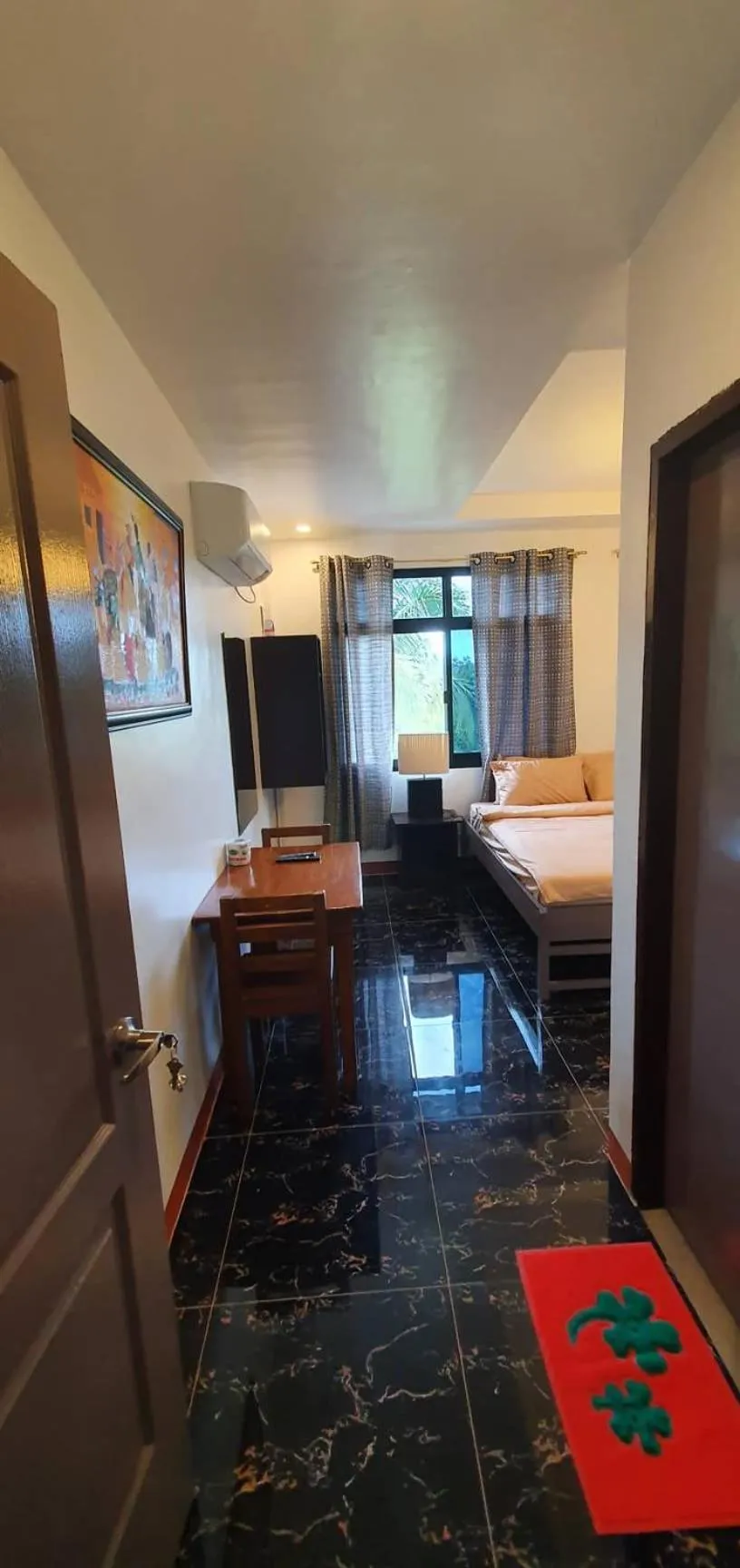 Seating area, Bed in West Atlantic Inn