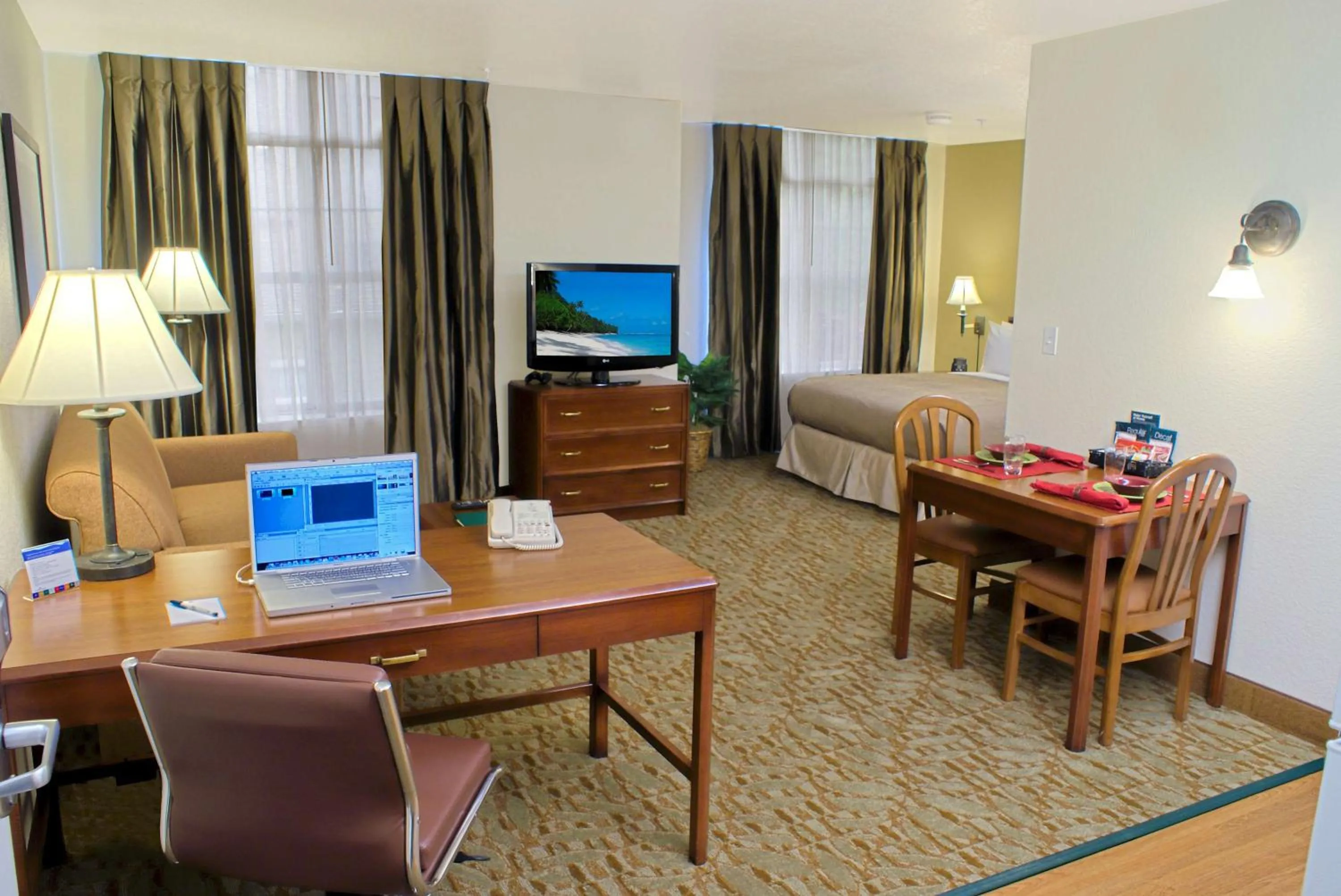 Living room, Bed in Homewood Suites by Hilton Newark Fremont