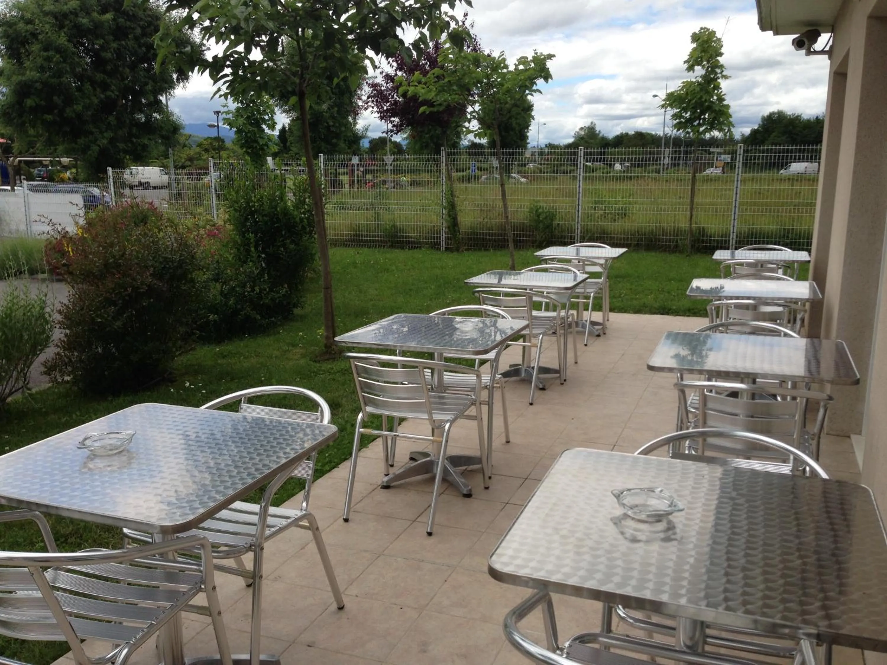 Patio in ibis budget Saint Gaudens