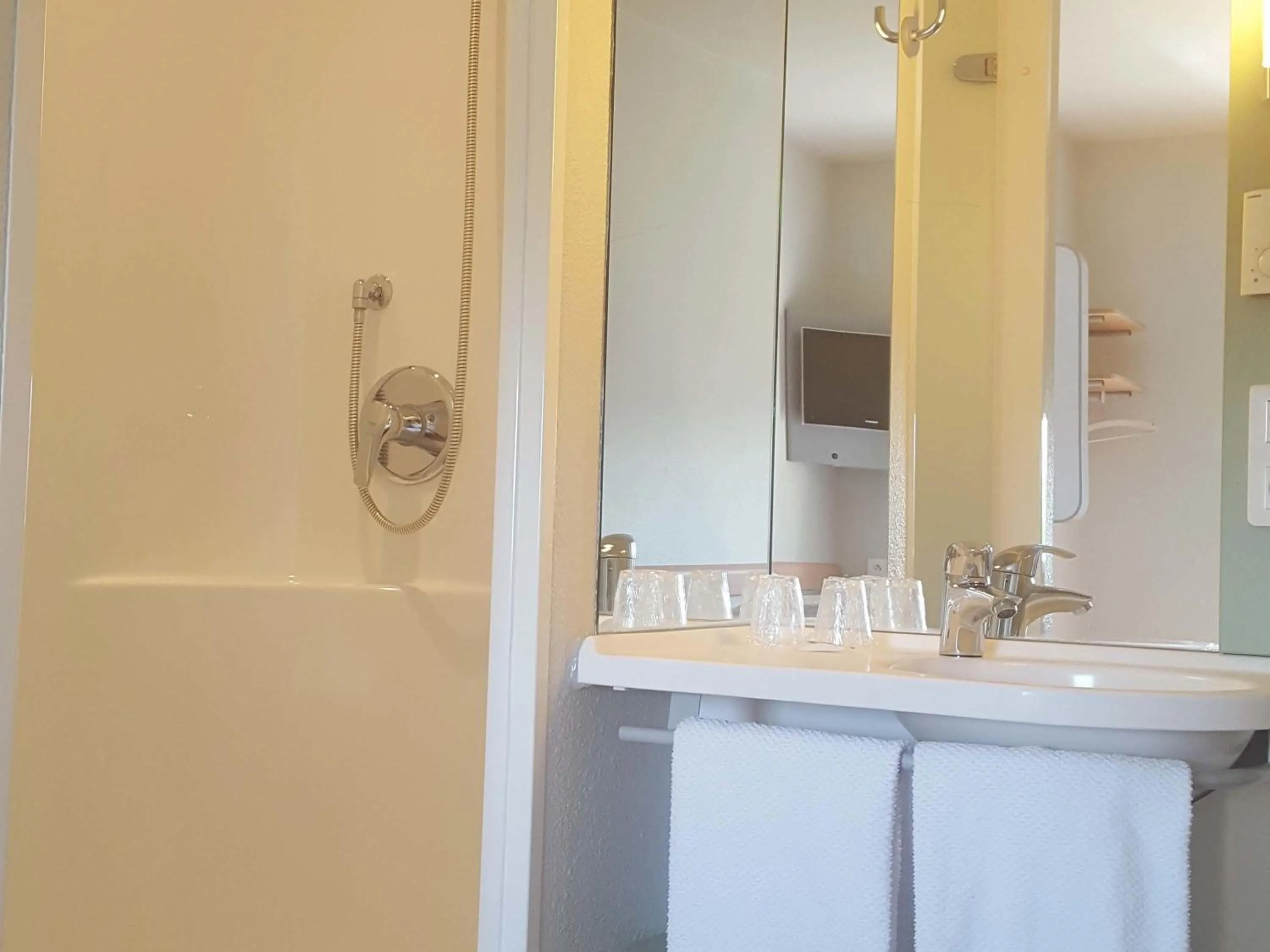 Bedroom in ibis budget Saint Gaudens