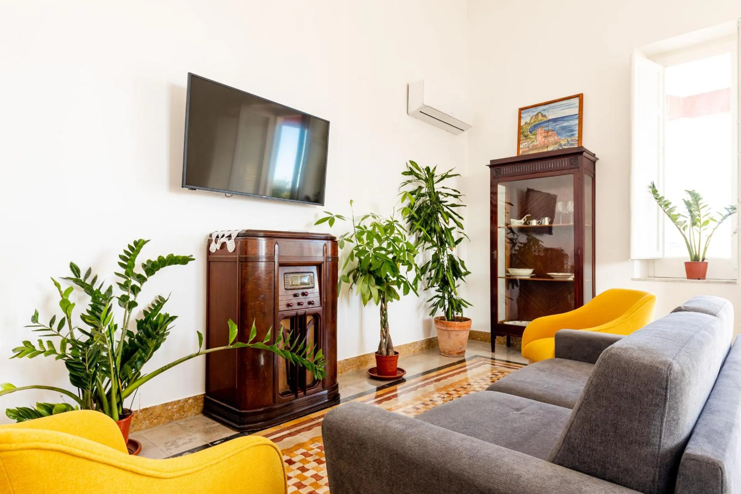 TV and multimedia in Villa Edera Rental Room