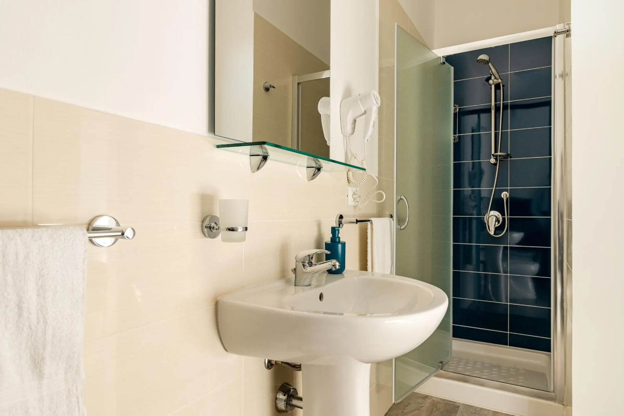 Bathroom in Villa Edera Rental Room