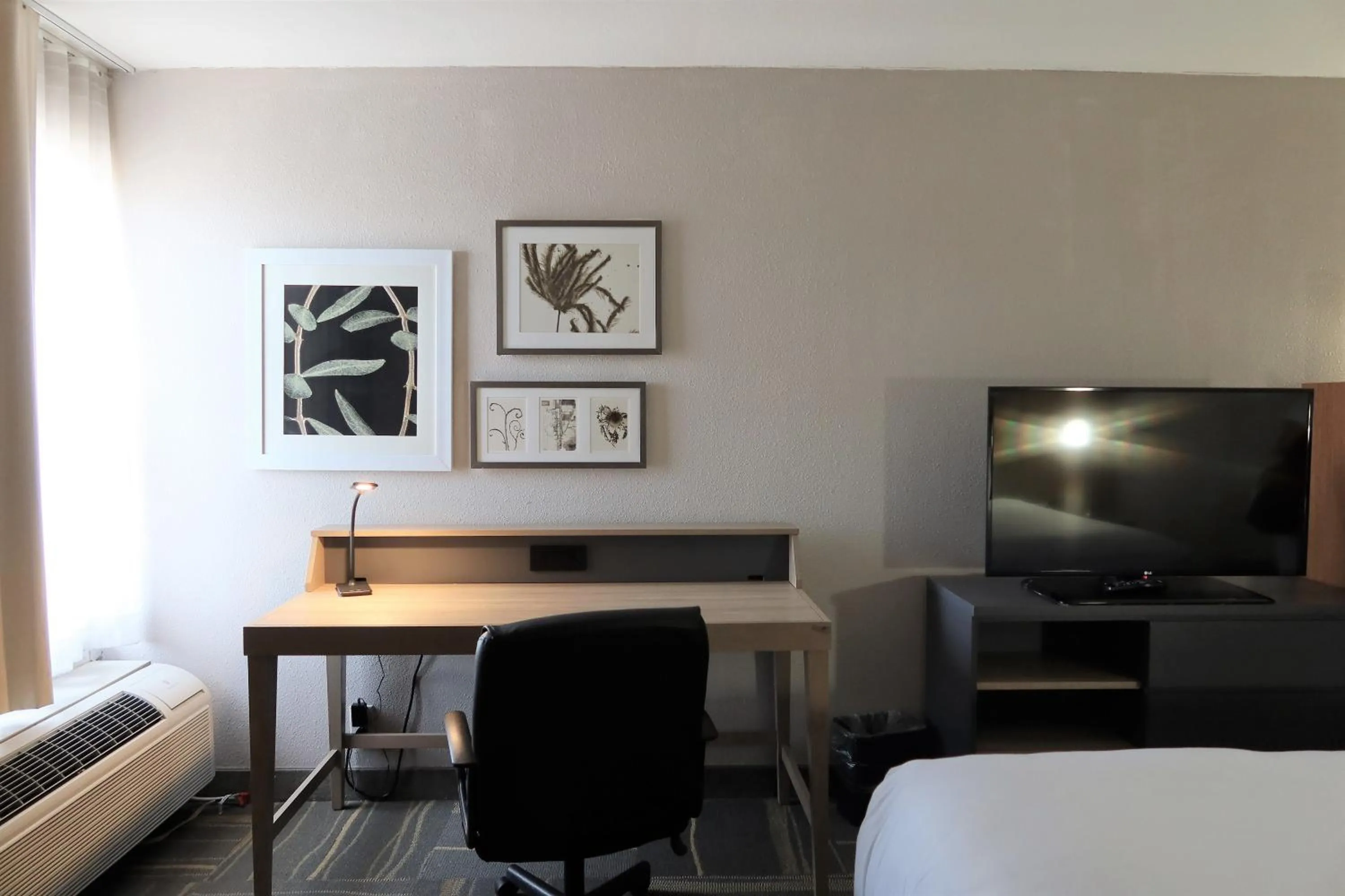 Bedroom, Bed in GreenTree Inn & Suites Phoenix Sky Harbor