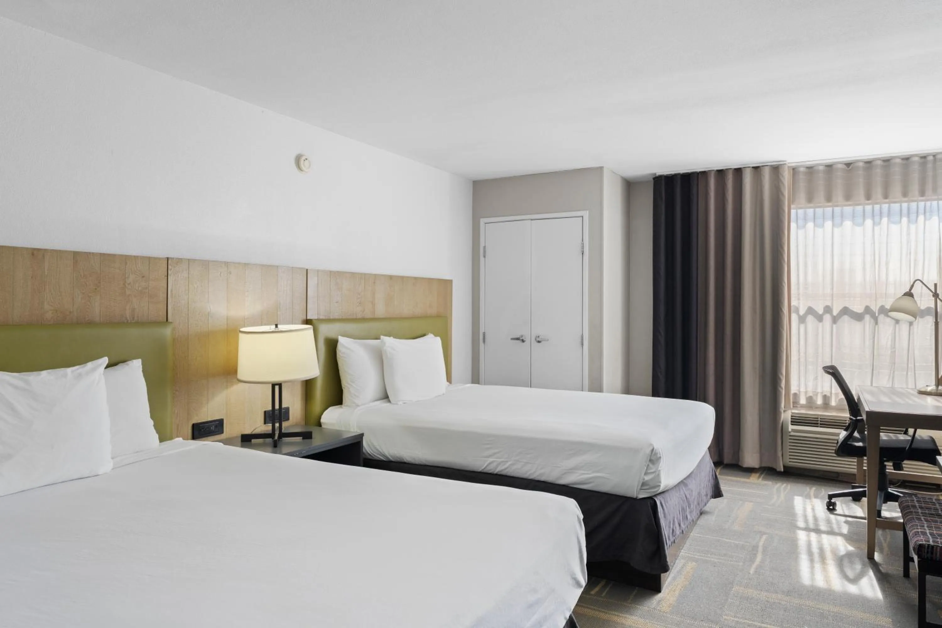 Bedroom, Bed in GreenTree Inn & Suites Phoenix Sky Harbor