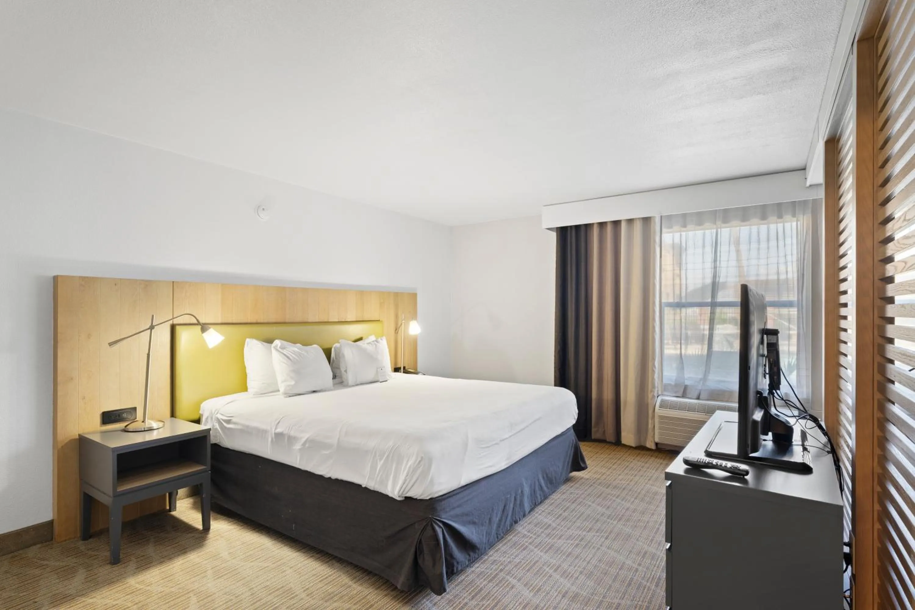 Bed in GreenTree Inn & Suites Phoenix Sky Harbor