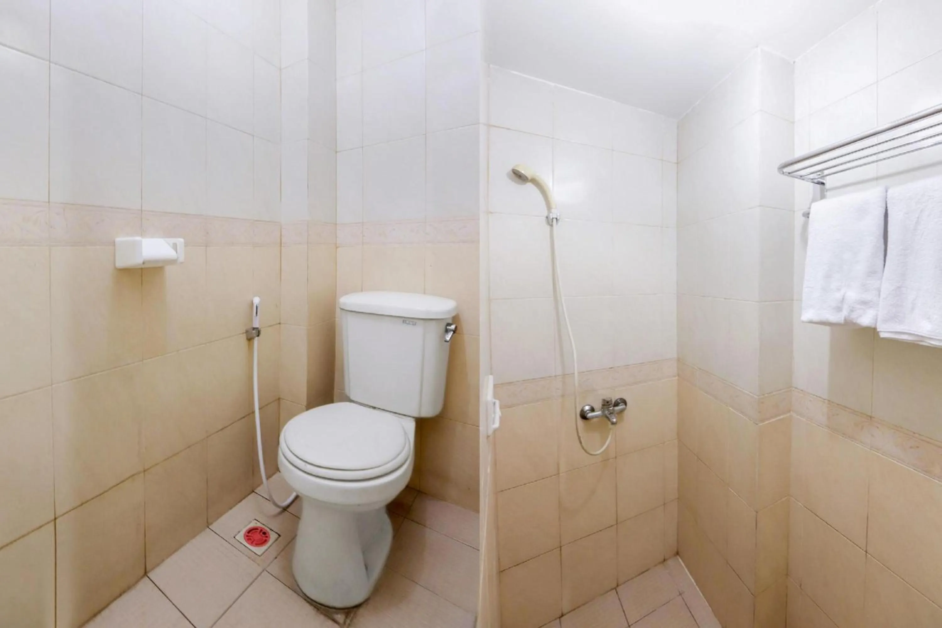 Bathroom in Collection O Mangga Besar Near Lokasari Square Formerly 45 Residence