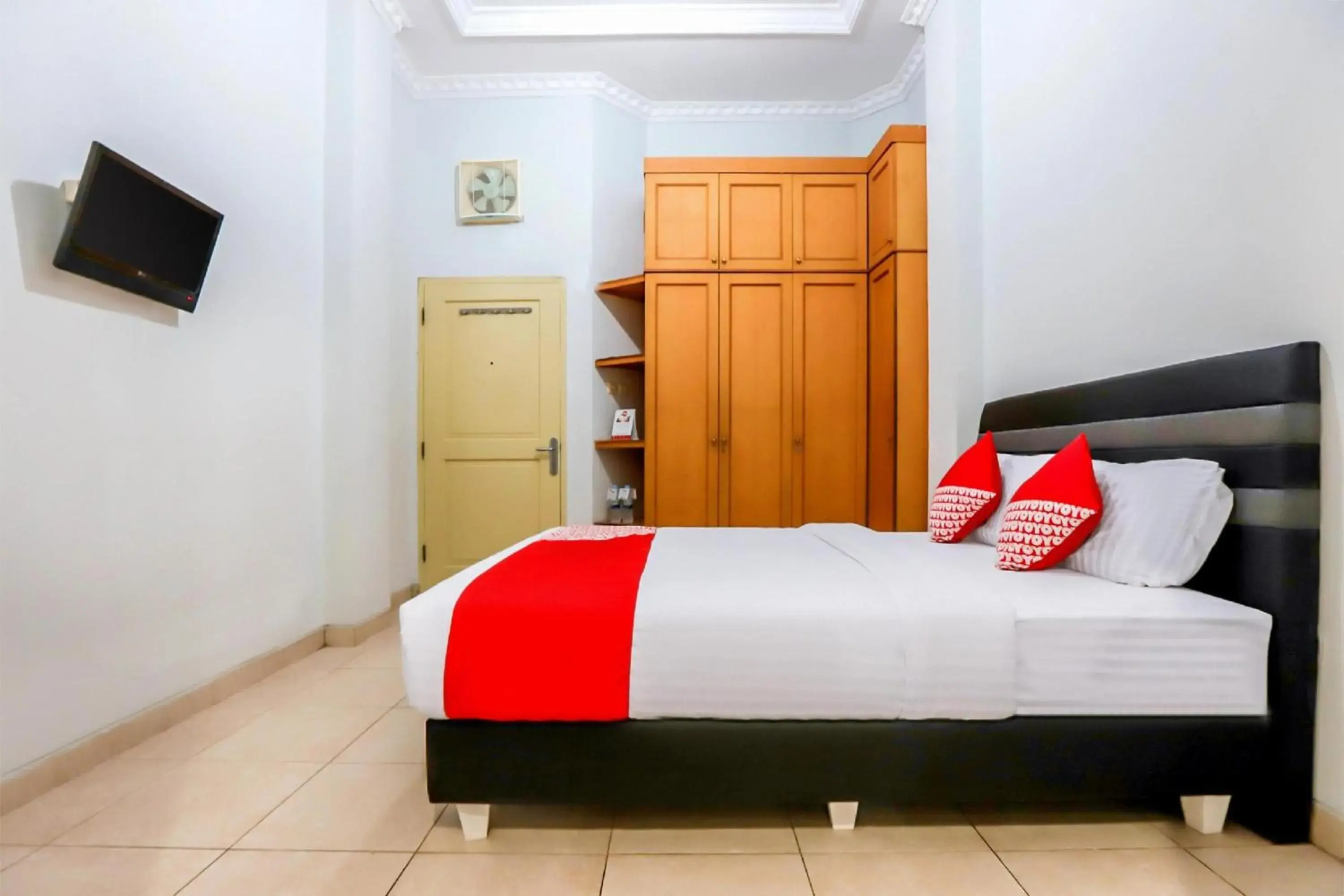 Photo of the whole room, Bed in Collection O Mangga Besar Near Lokasari Square Formerly 45 Residence Photo of the whole room, Bed in Collection O Mangga Besar Near Lokasari Square Formerly 45 Residence