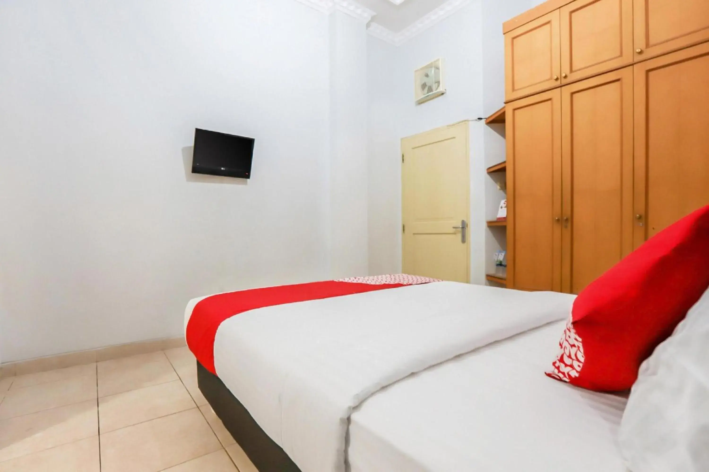 Photo of the whole room, Bed in Collection O Mangga Besar Near Lokasari Square Formerly 45 Residence Photo of the whole room, Bed in Collection O Mangga Besar Near Lokasari Square Formerly 45 Residence