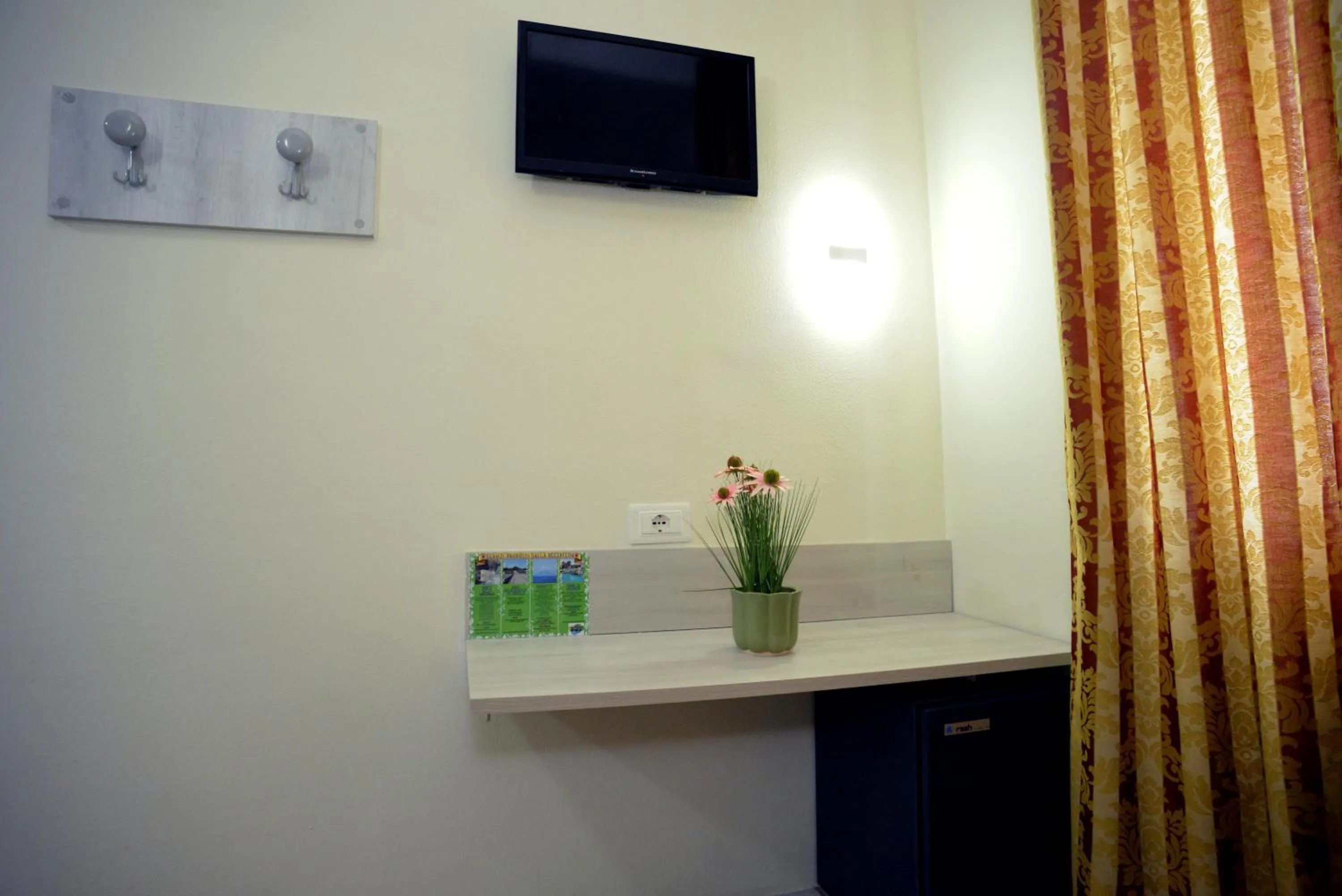 TV and multimedia in HOTEL IL PARCO - Parking Free & Restaurant - Hotel