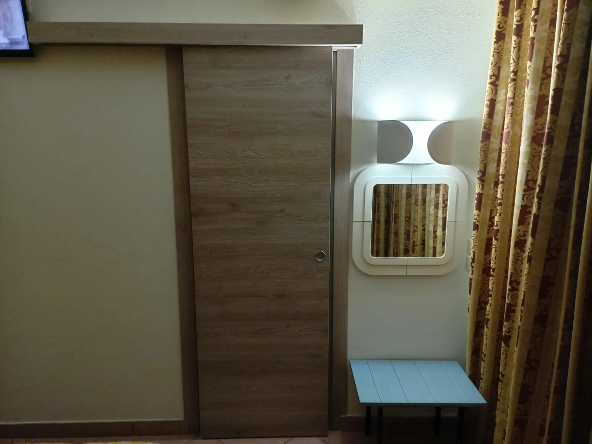 wardrobe in HOTEL IL PARCO - Parking Free & Restaurant - Hotel