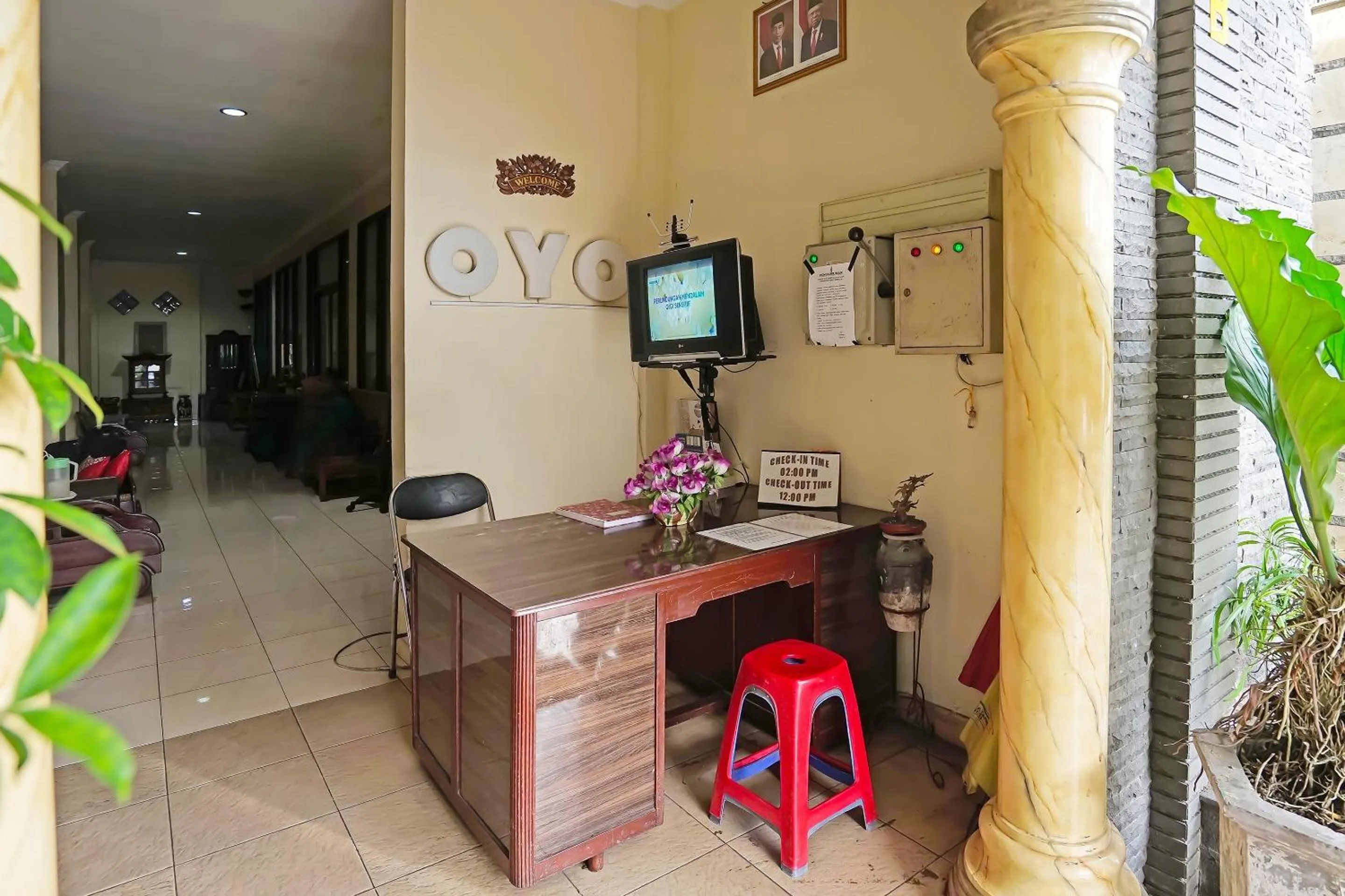 Lobby or reception in Hotel O Wisma Empat Lima Syariah