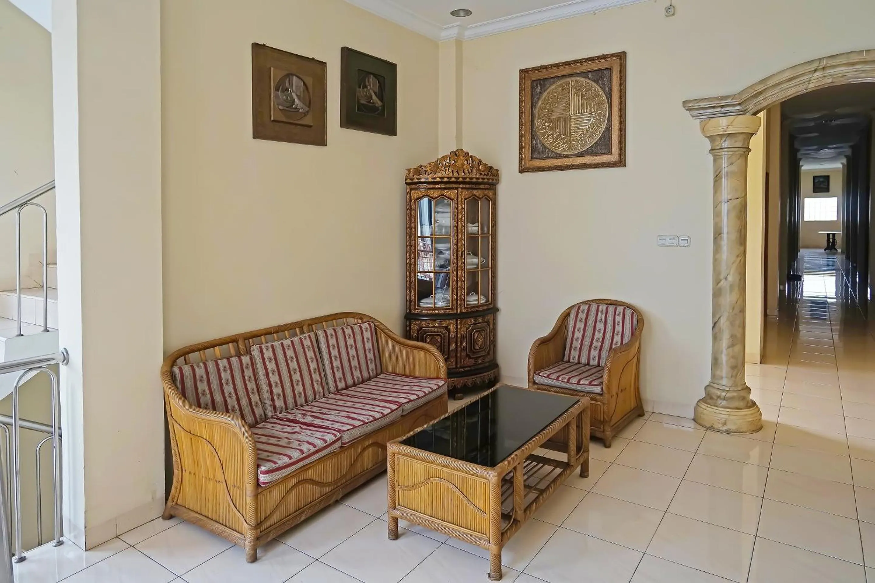 Lobby or reception in Hotel O Wisma Empat Lima Syariah