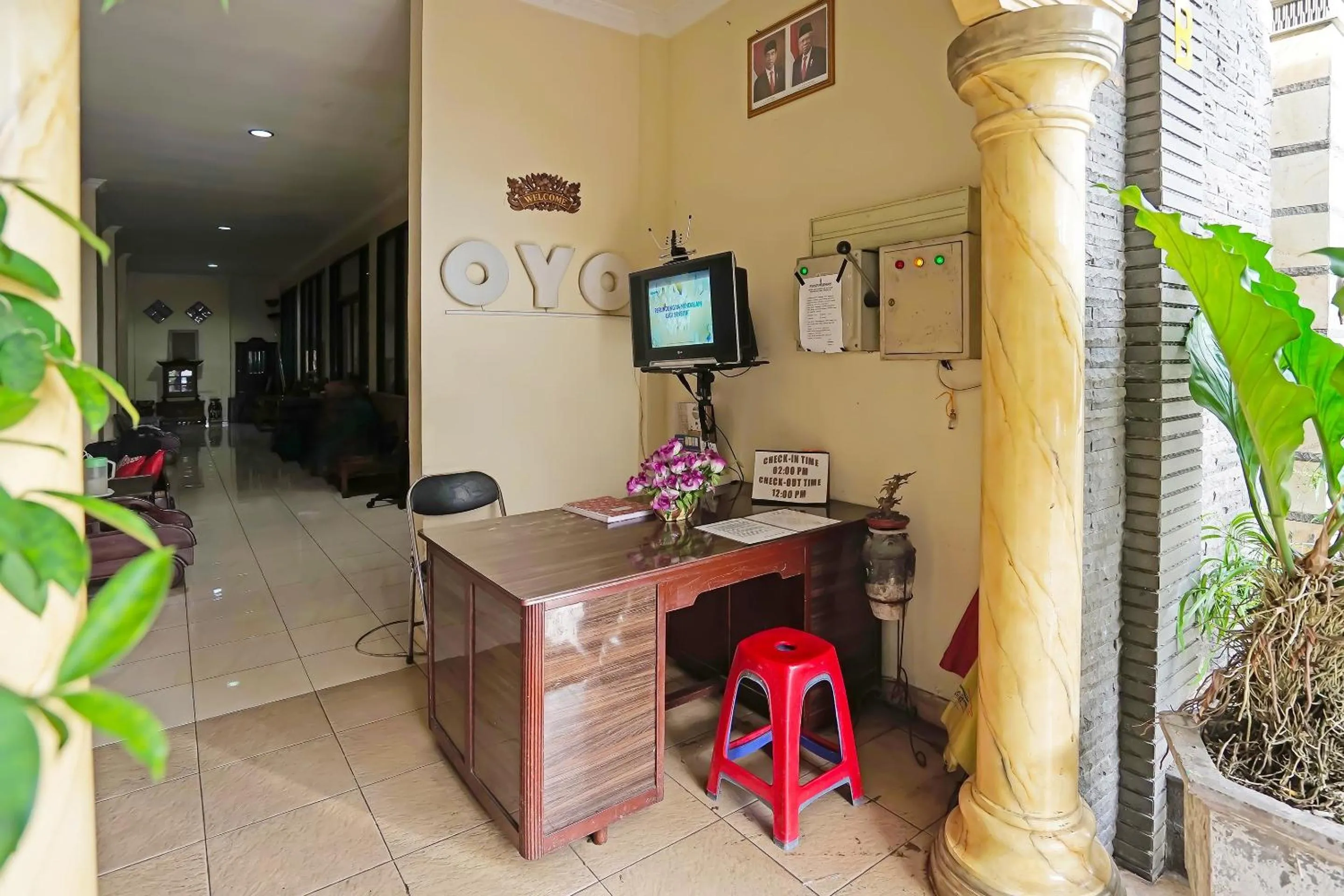 Lobby or reception in Hotel O Wisma Empat Lima Syariah