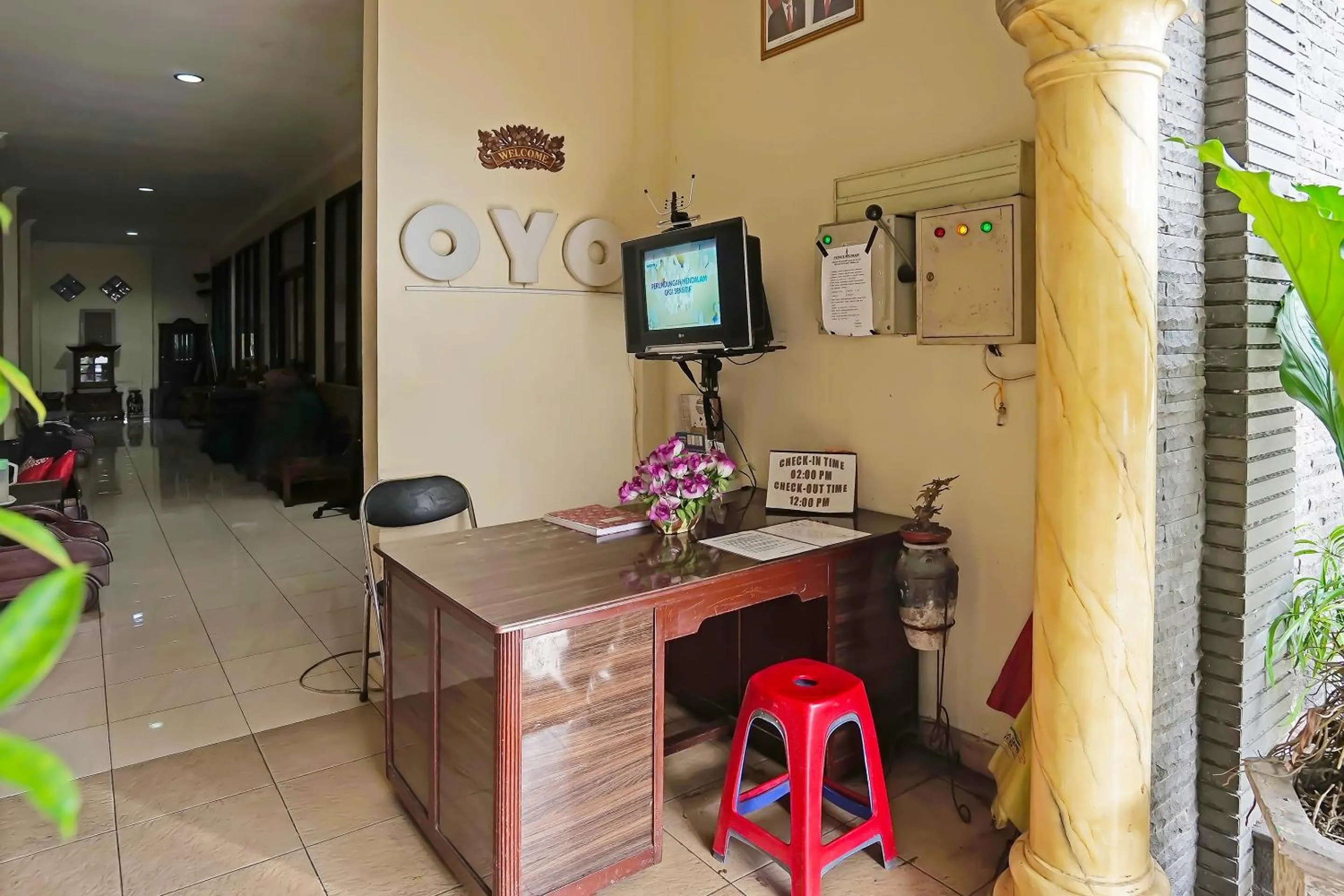 Lobby or reception in Hotel O Wisma Empat Lima Syariah