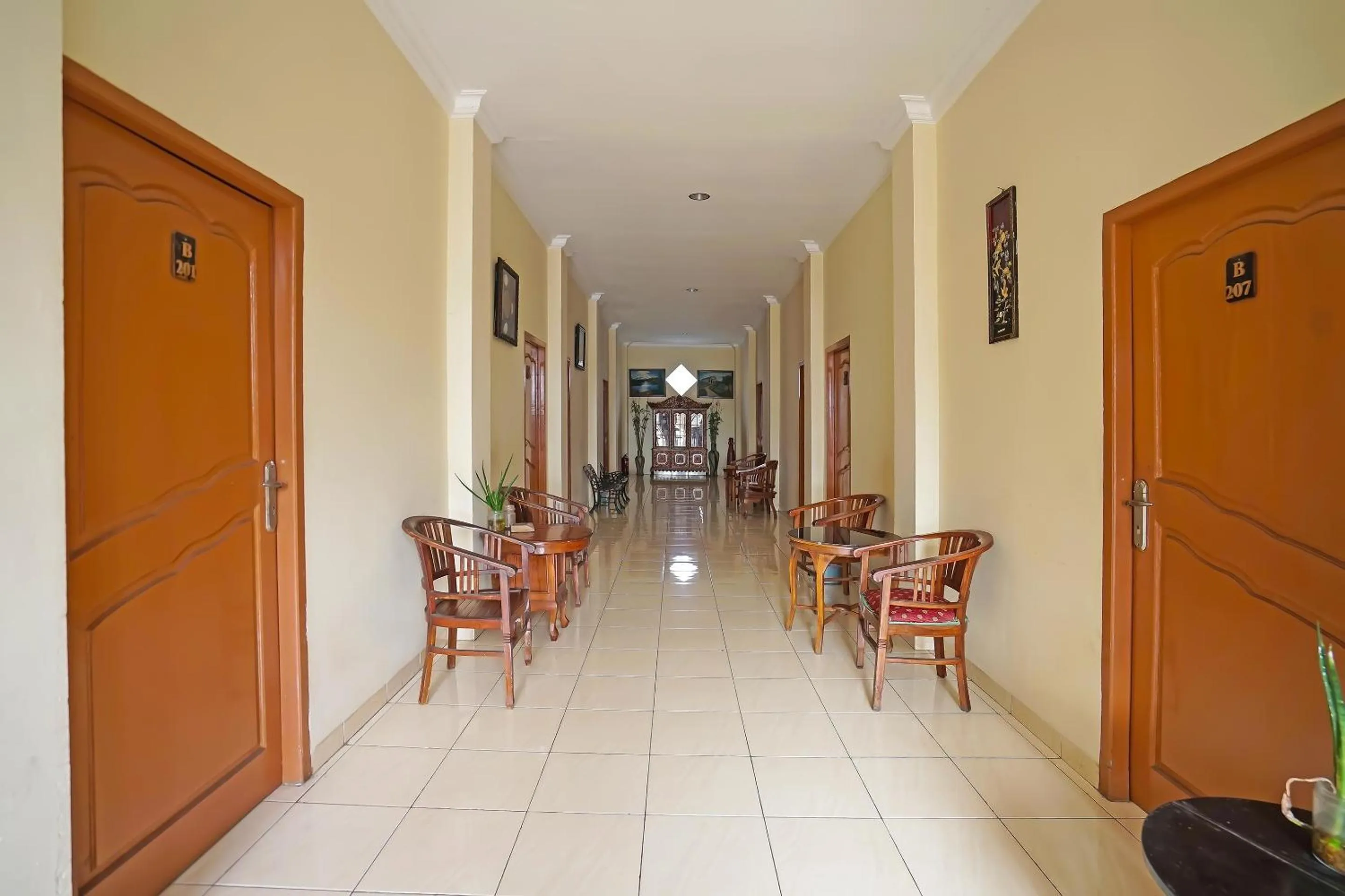 Lobby or reception in Hotel O Wisma Empat Lima Syariah