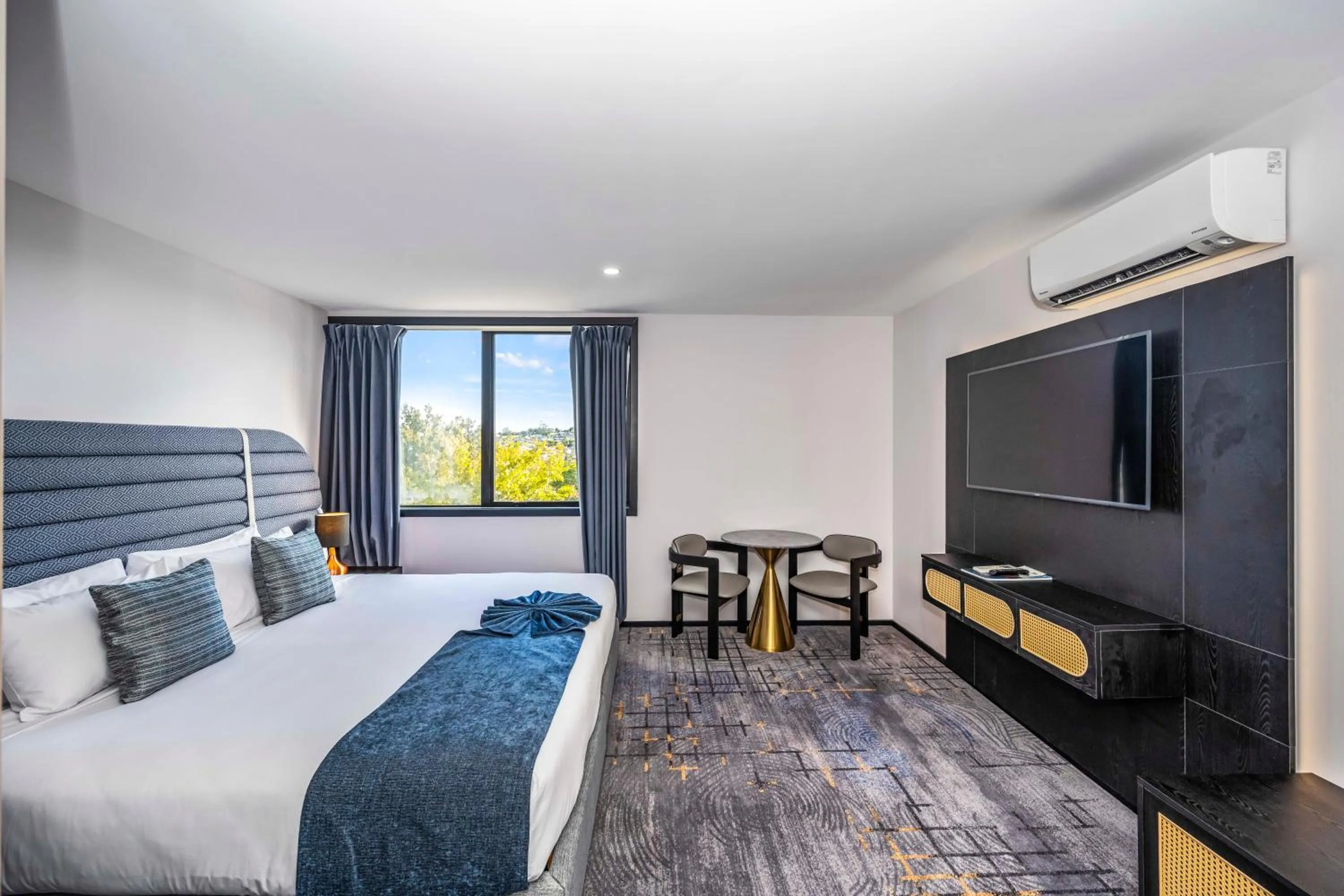 Seating area, Bed in Marsden Suites Albany