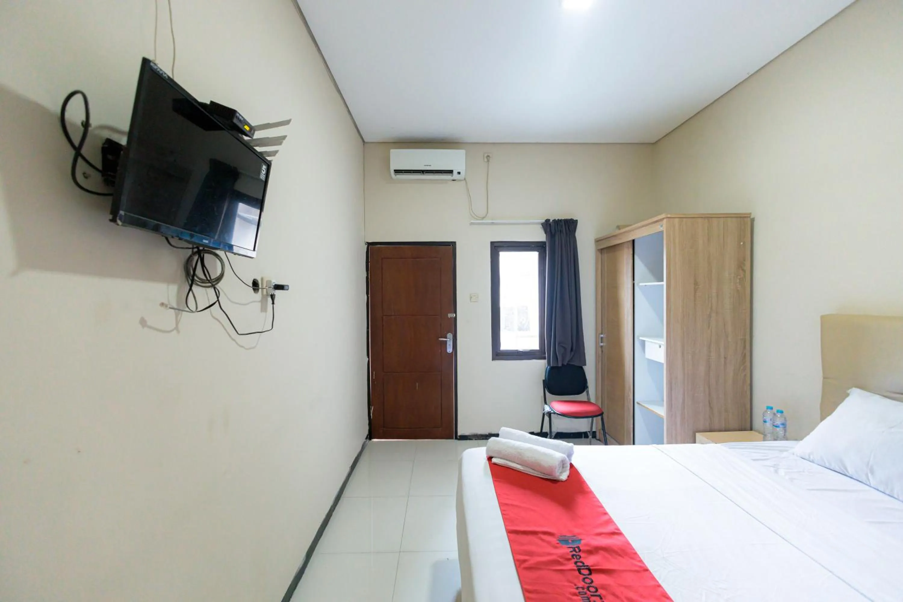 Bedroom, Bed in RedDoorz at Osuko Residence Sukomanunggal Jaya