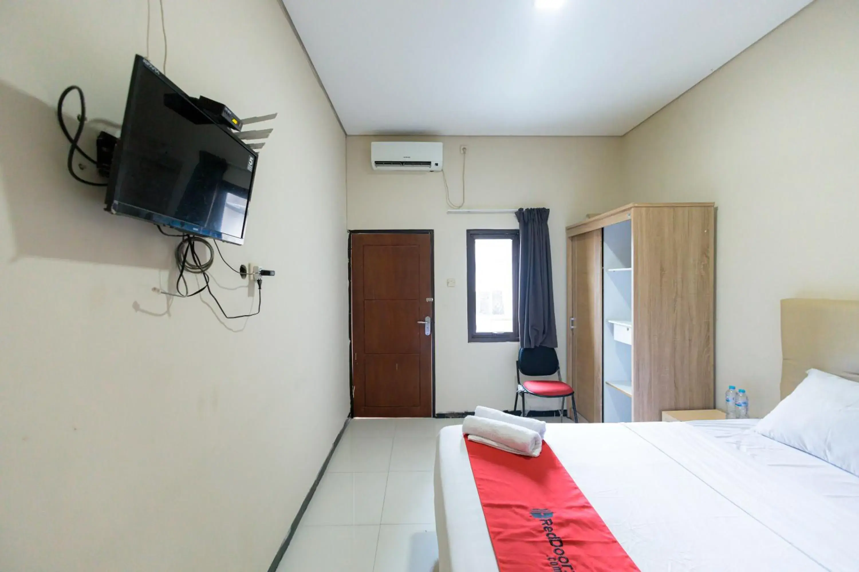 Bedroom, TV/Entertainment Center in OYO 331 Osuko Residence