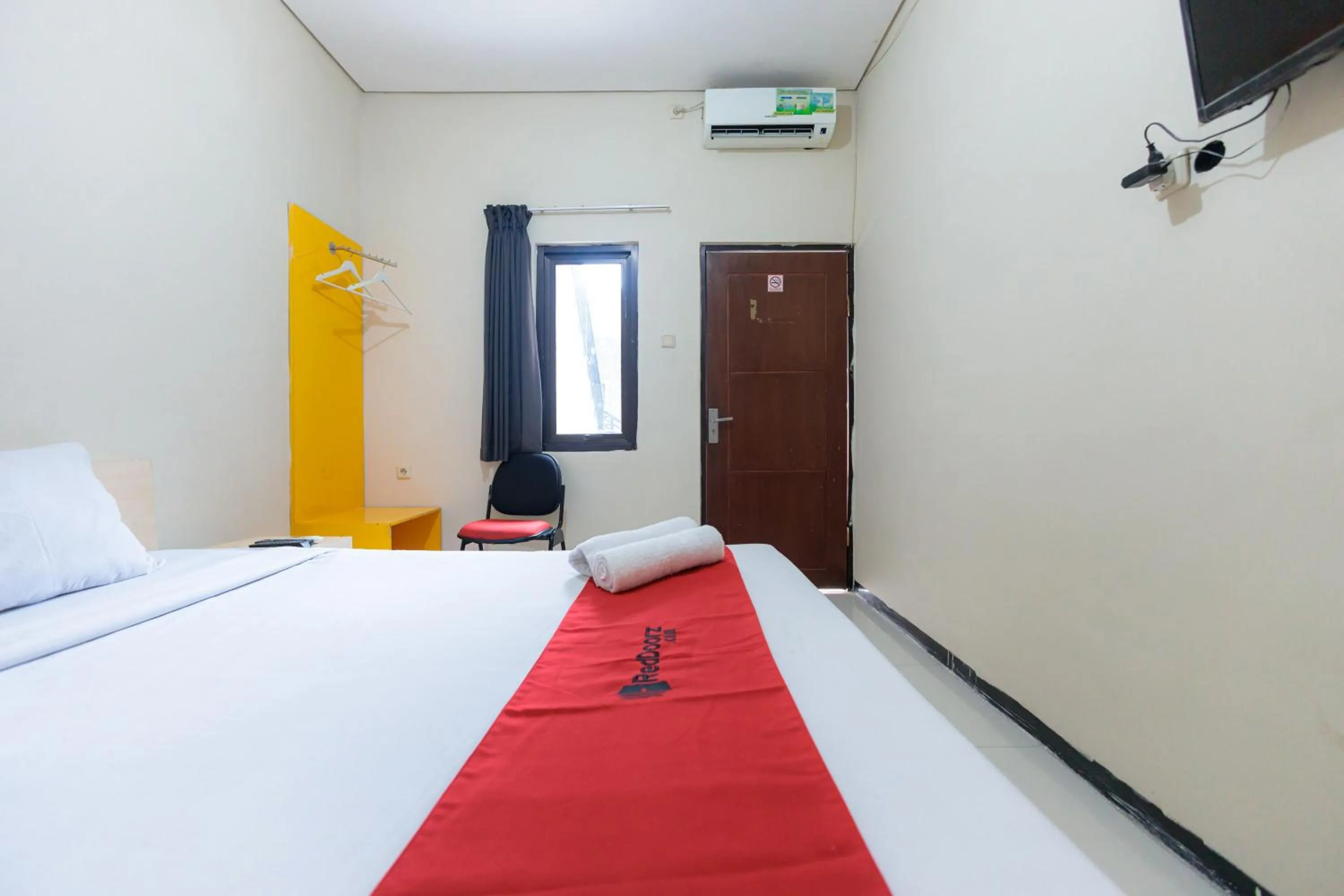 Bedroom, Bed in RedDoorz at Osuko Residence Sukomanunggal Jaya